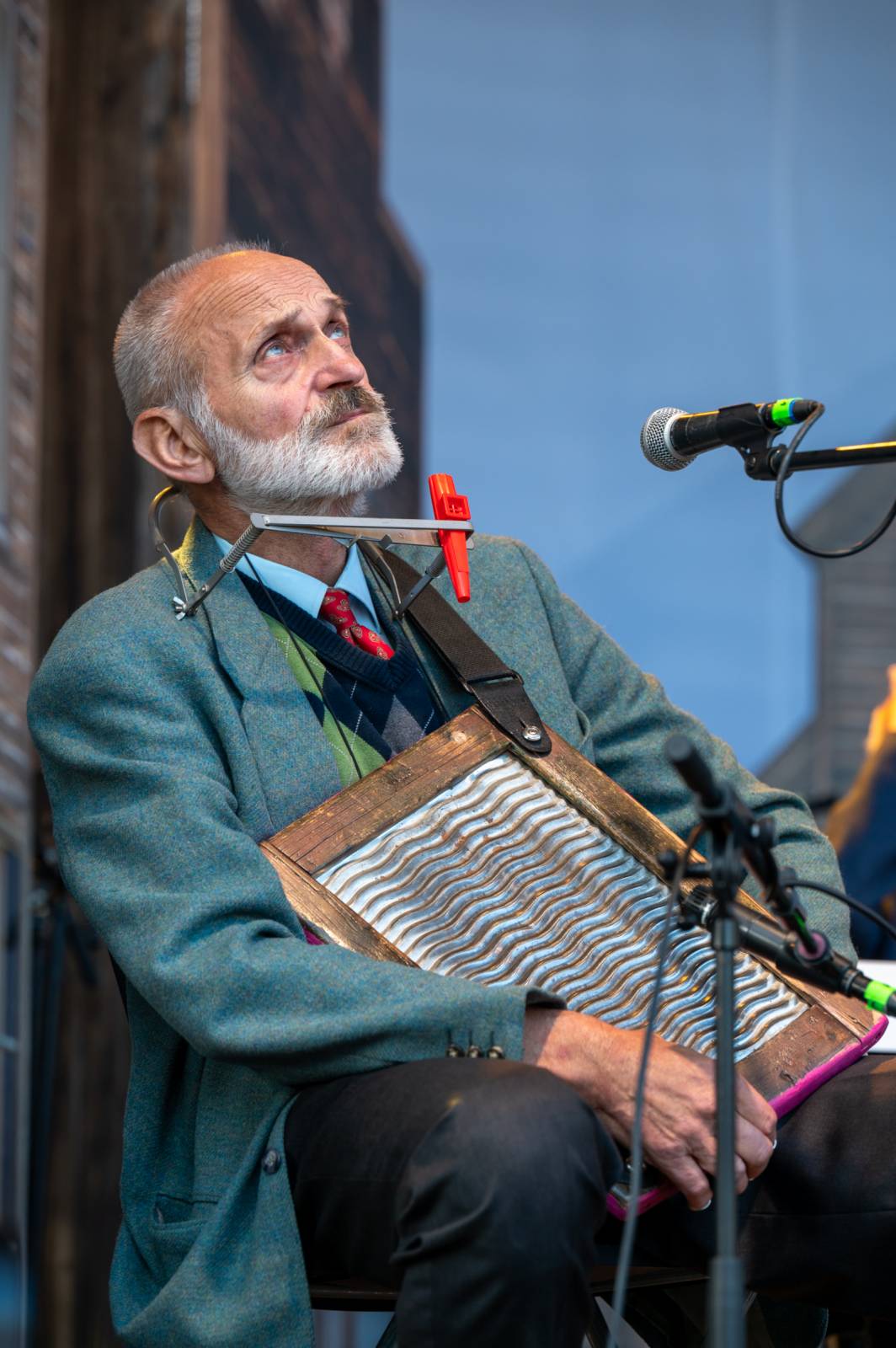 Ivan Mládek rozezpíval svými hity Žluté lázně v Praze, na pódiu se střídal s kanadskými The Dead South