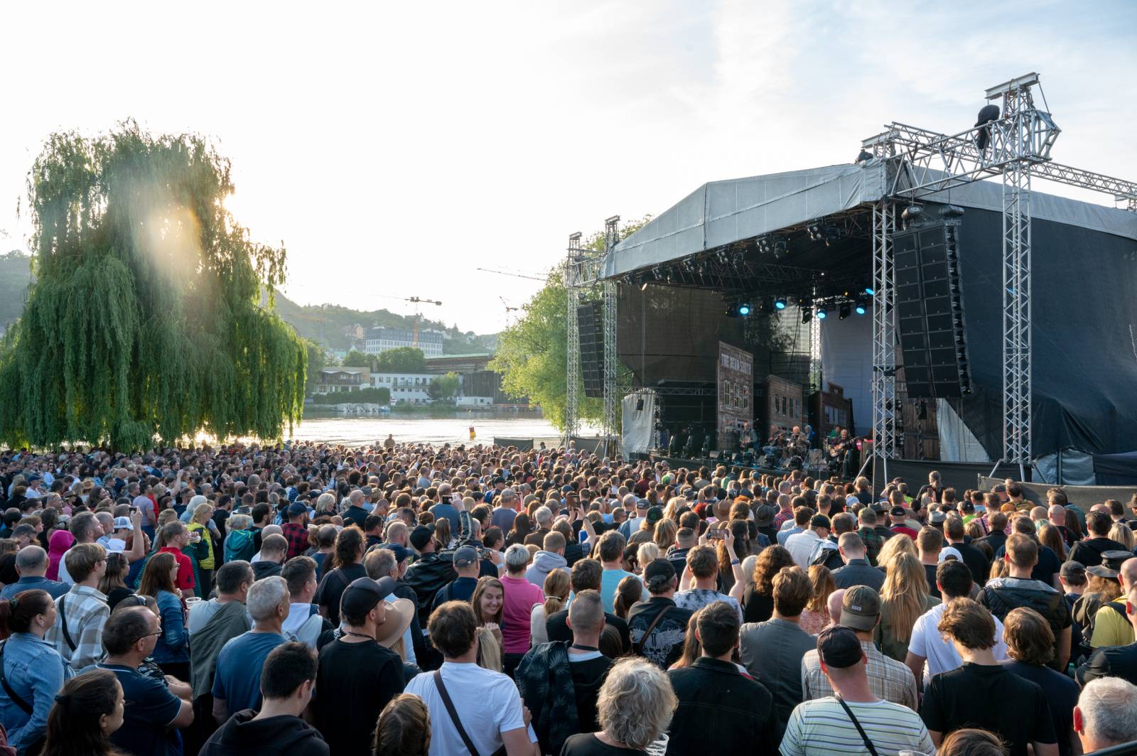 Ivan Mládek rozezpíval svými hity Žluté lázně v Praze, na pódiu se střídal s kanadskými The Dead South