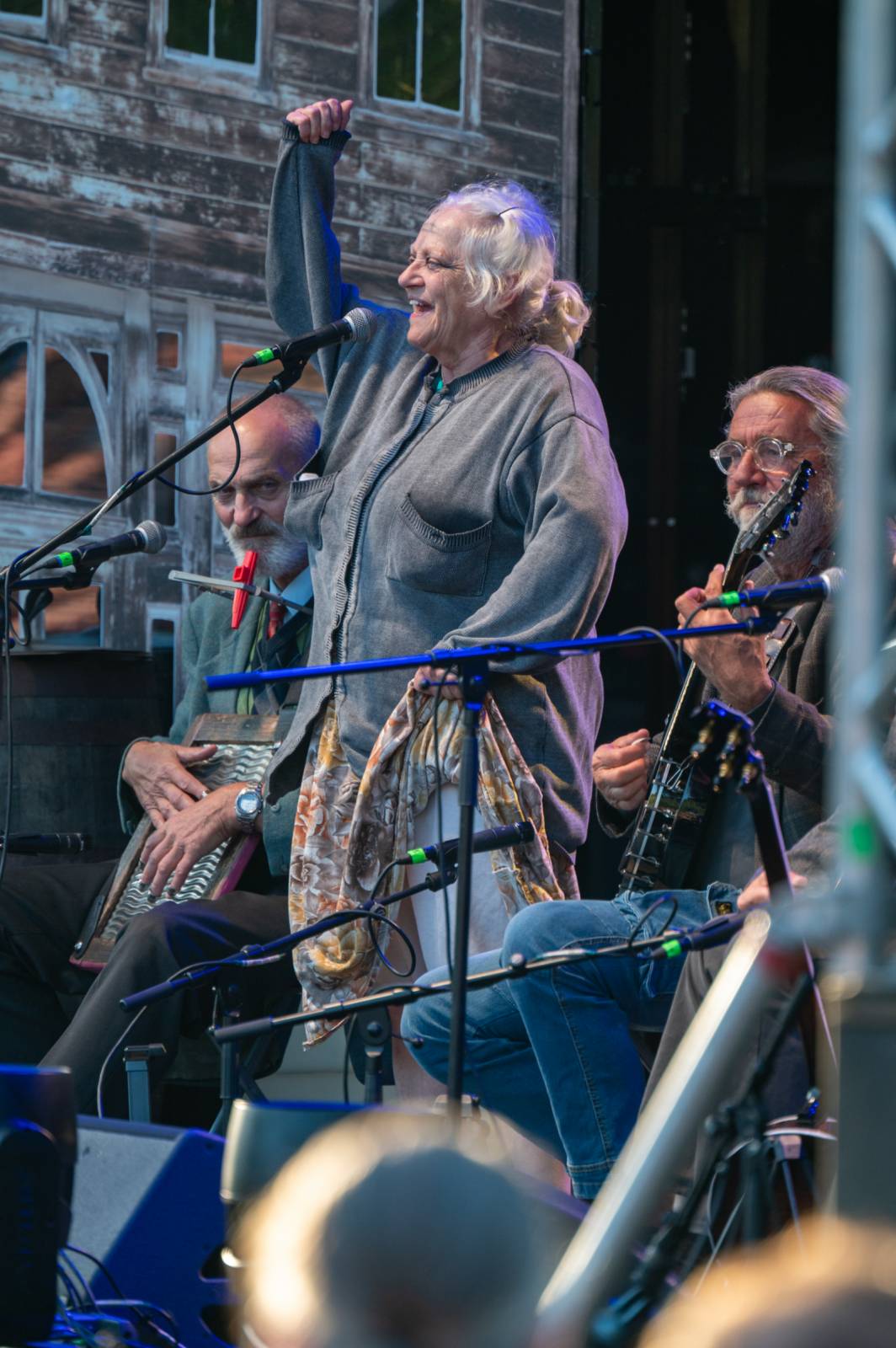 Ivan Mládek rozezpíval svými hity Žluté lázně v Praze, na pódiu se střídal s kanadskými The Dead South