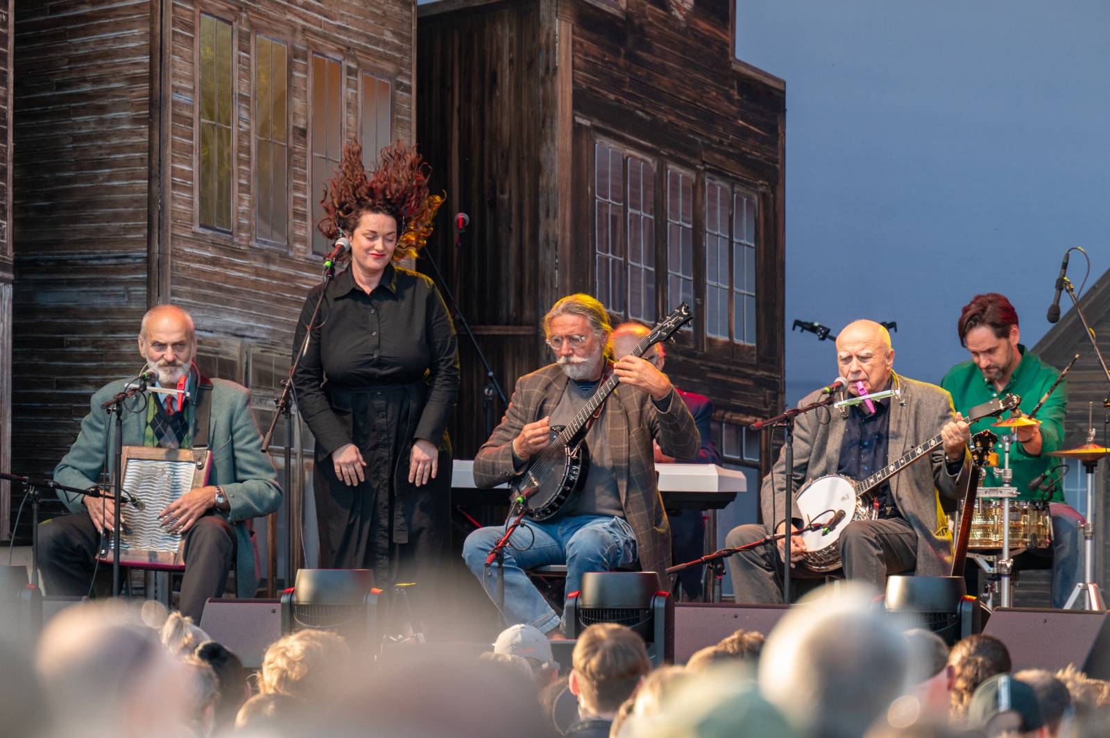 Ivan Mládek rozezpíval svými hity Žluté lázně v Praze, na pódiu se střídal s kanadskými The Dead South