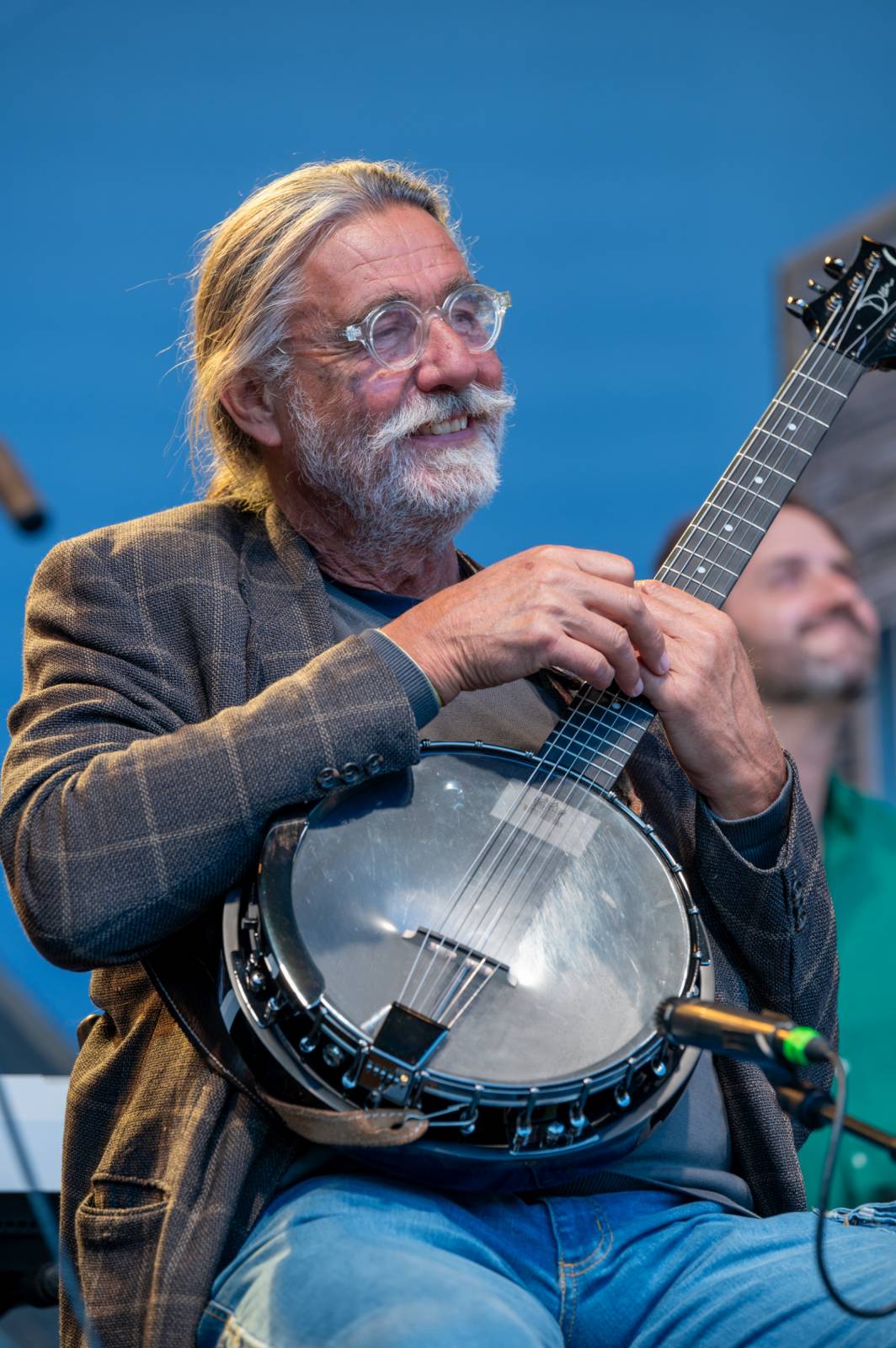Ivan Mládek rozezpíval svými hity Žluté lázně v Praze, na pódiu se střídal s kanadskými The Dead South