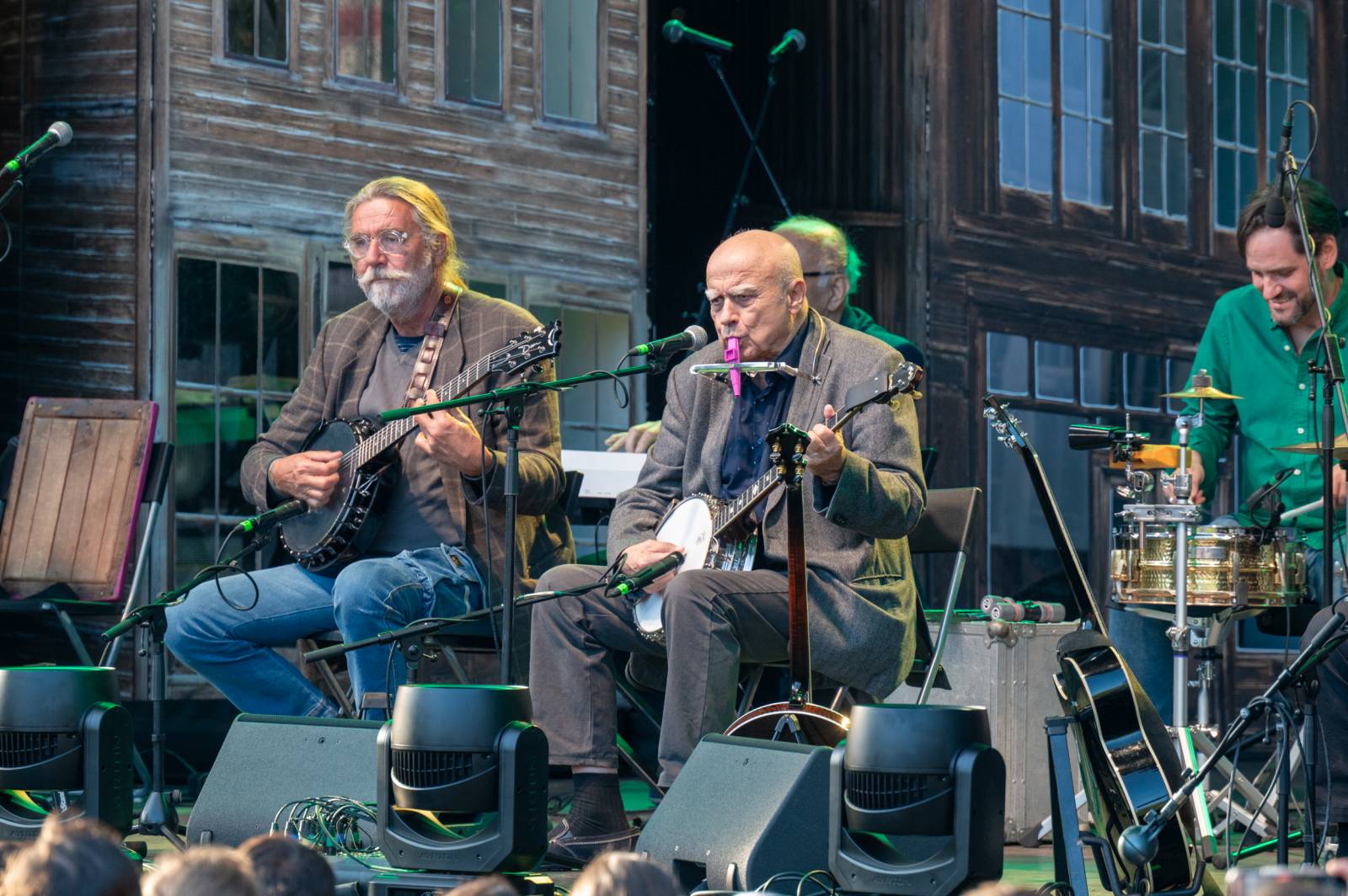Ivan Mládek rozezpíval svými hity Žluté lázně v Praze, na pódiu se střídal s kanadskými The Dead South