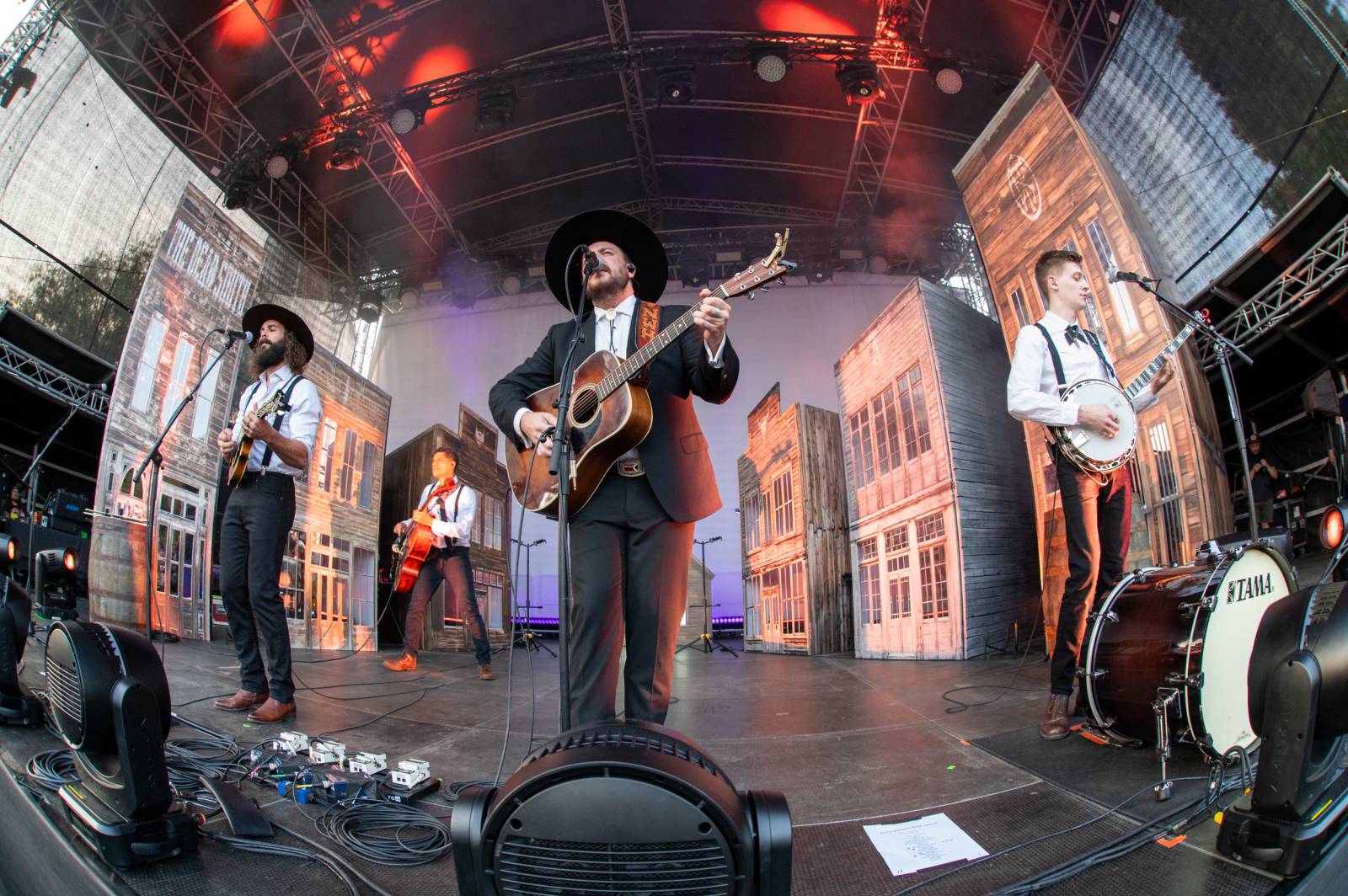 Ivan Mládek rozezpíval svými hity Žluté lázně v Praze, na pódiu se střídal s kanadskými The Dead South