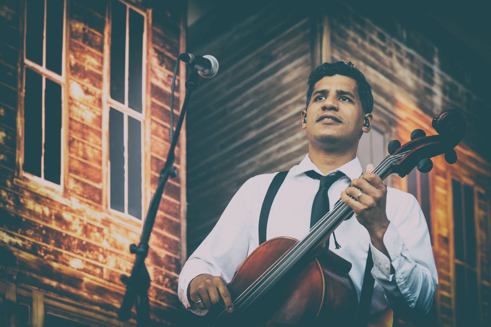 Ivan Mládek rozezpíval svými hity Žluté lázně v Praze, na pódiu se střídal s kanadskými The Dead South