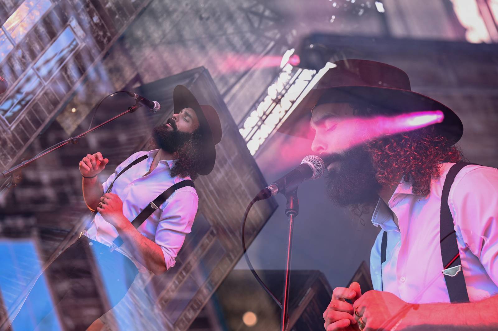 Ivan Mládek rozezpíval svými hity Žluté lázně v Praze, na pódiu se střídal s kanadskými The Dead South