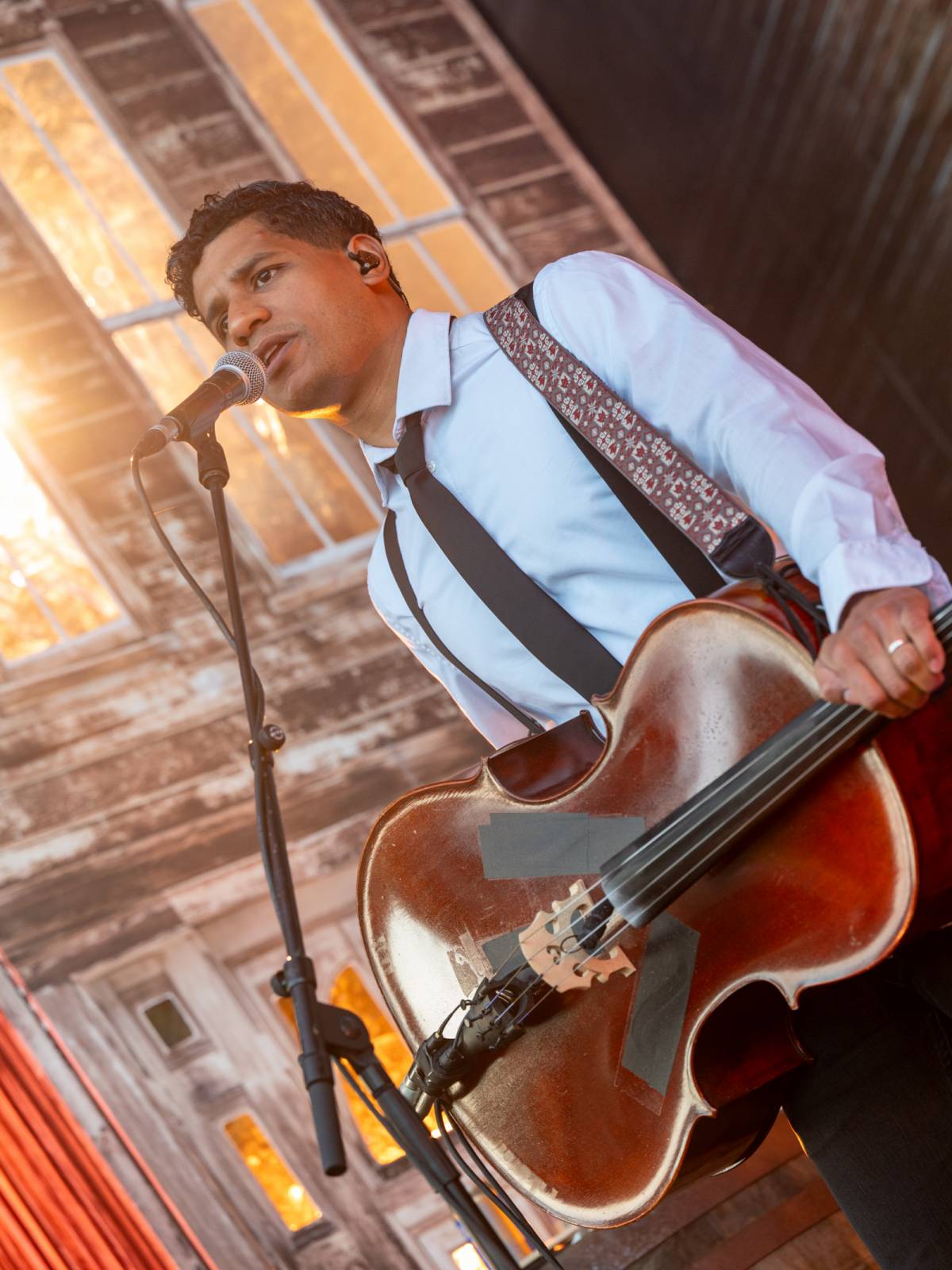 Ivan Mládek rozezpíval svými hity Žluté lázně v Praze, na pódiu se střídal s kanadskými The Dead South