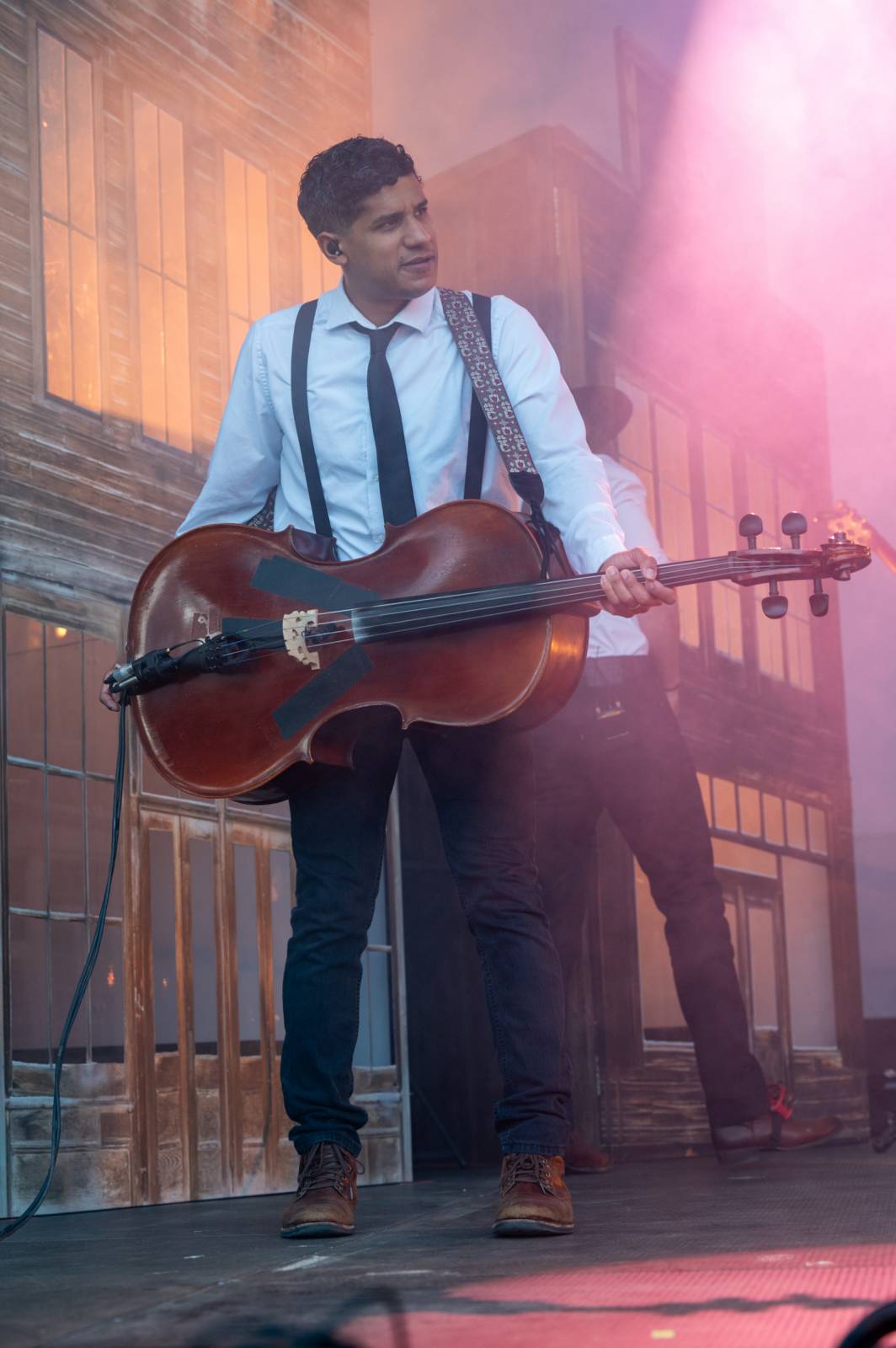 Ivan Mládek rozezpíval svými hity Žluté lázně v Praze, na pódiu se střídal s kanadskými The Dead South