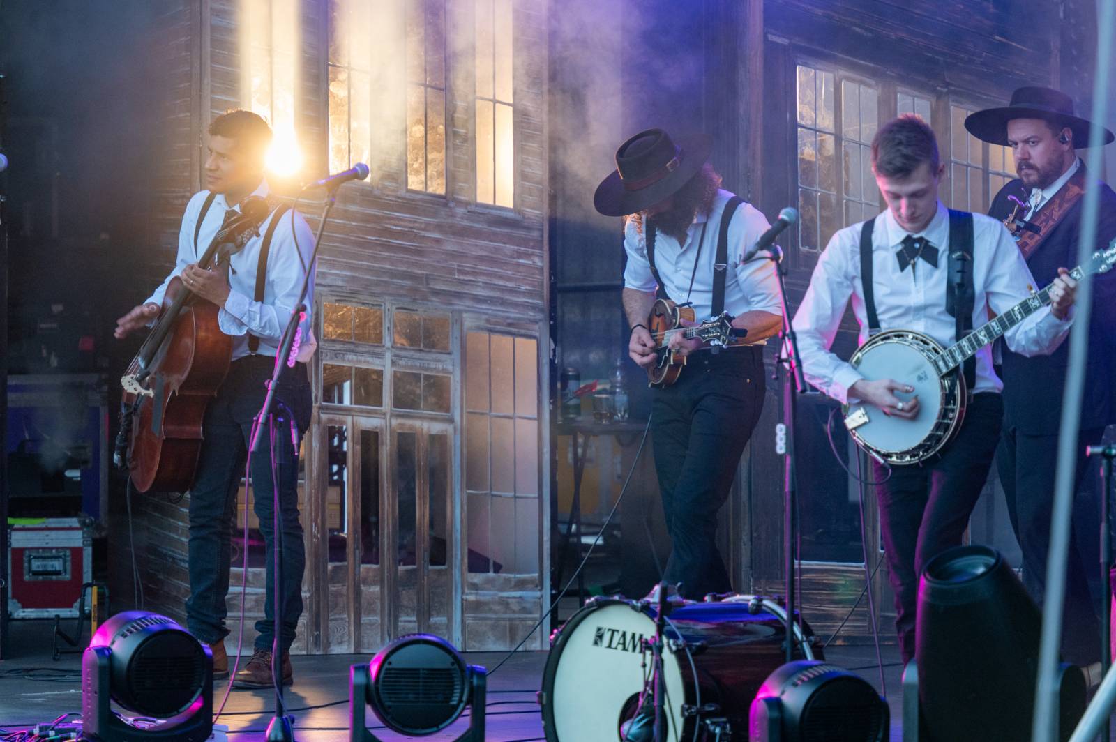 Ivan Mládek rozezpíval svými hity Žluté lázně v Praze, na pódiu se střídal s kanadskými The Dead South