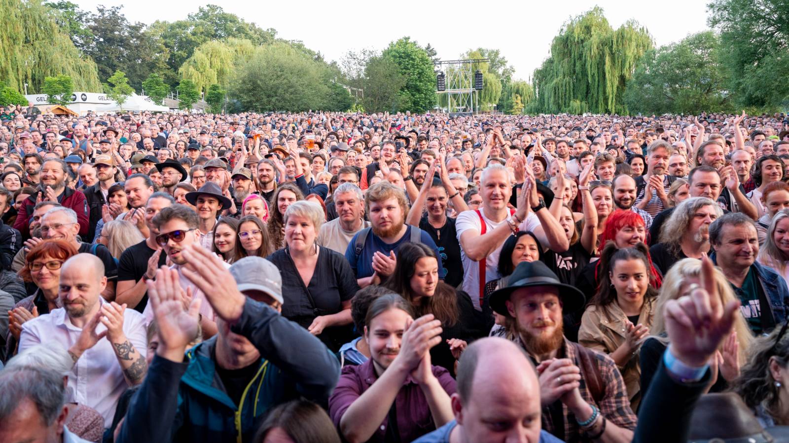 Ivan Mládek rozezpíval svými hity Žluté lázně v Praze, na pódiu se střídal s kanadskými The Dead South
