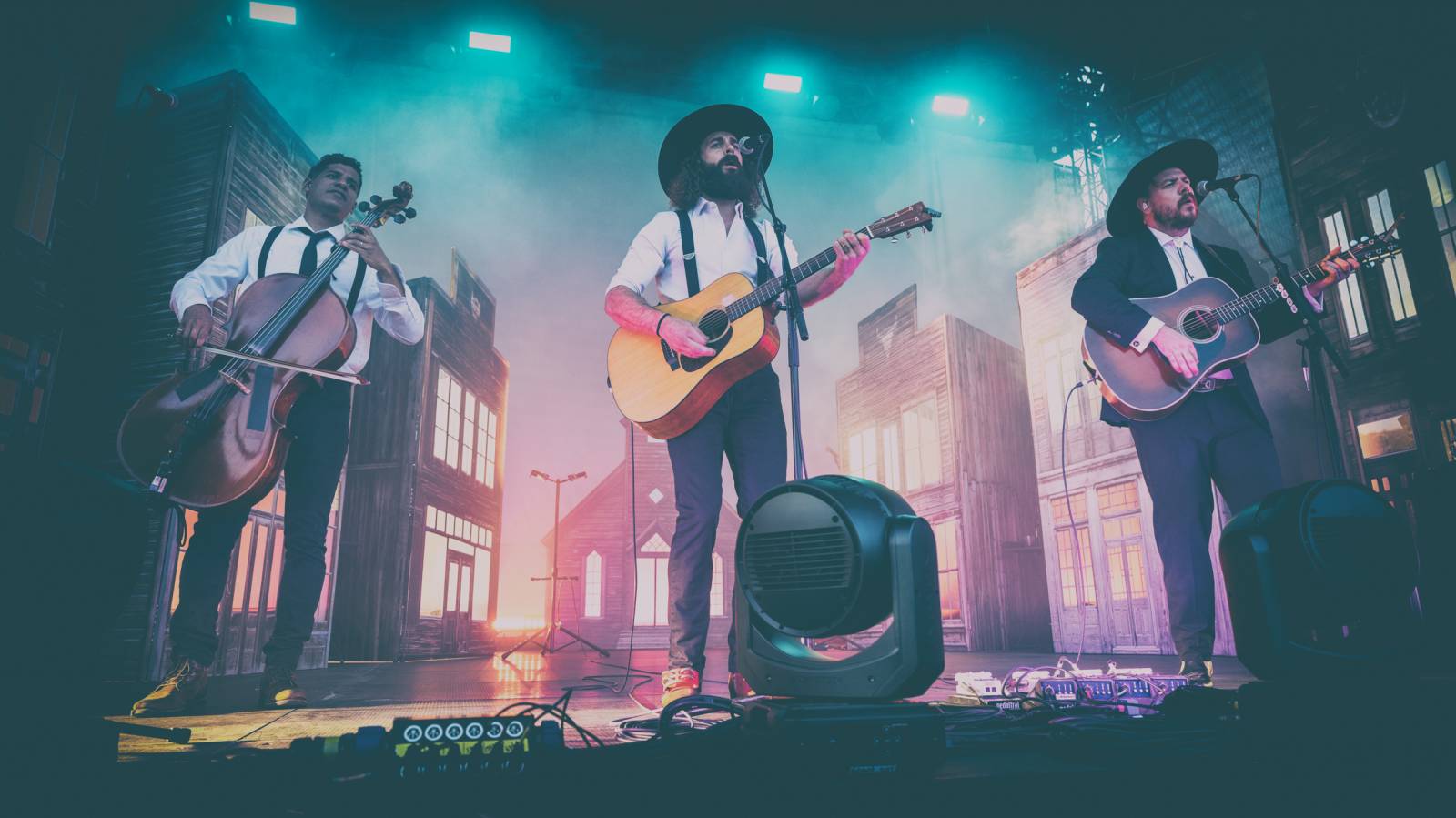 Ivan Mládek rozezpíval svými hity Žluté lázně v Praze, na pódiu se střídal s kanadskými The Dead South
