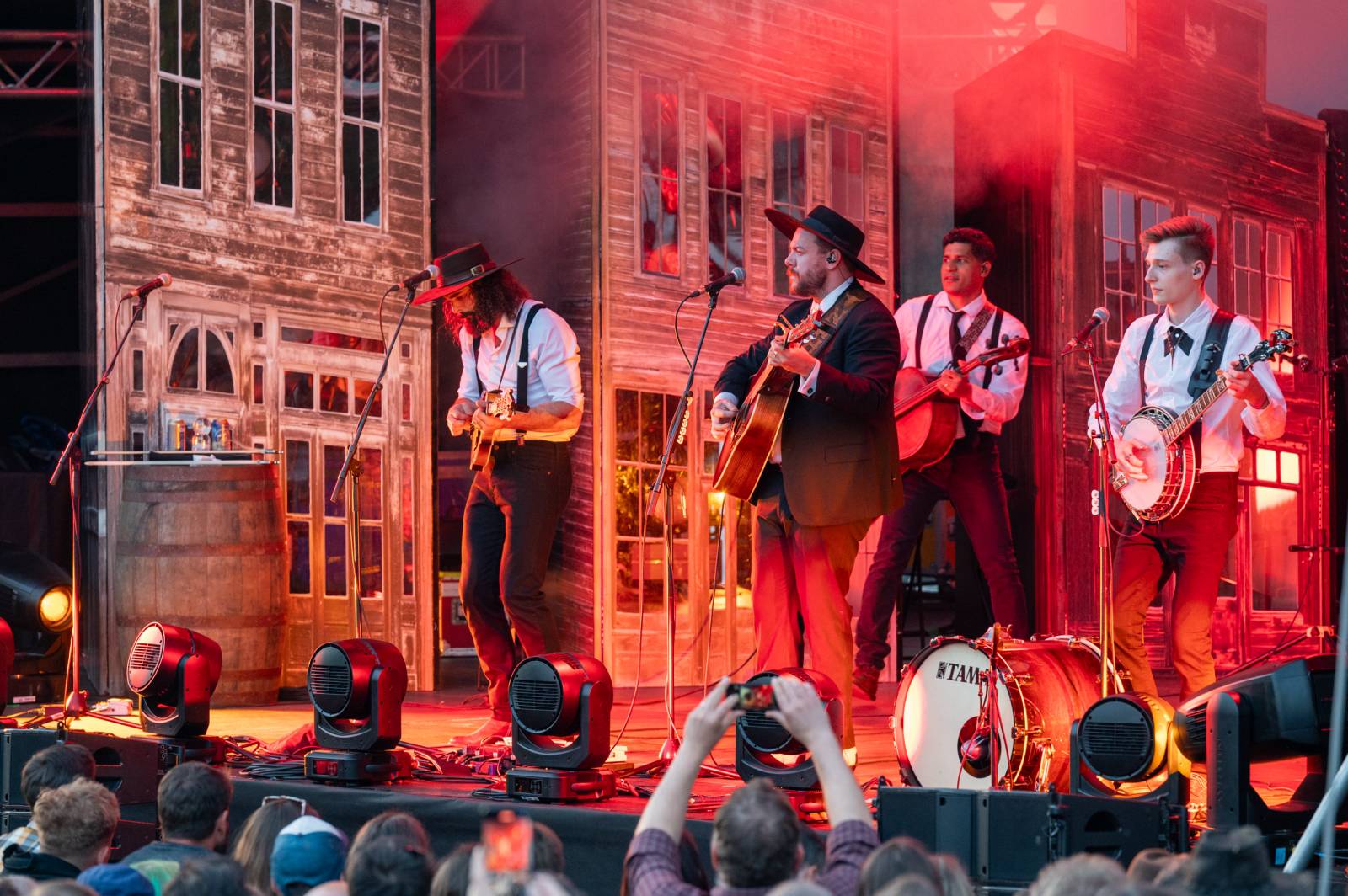 Ivan Mládek rozezpíval svými hity Žluté lázně v Praze, na pódiu se střídal s kanadskými The Dead South