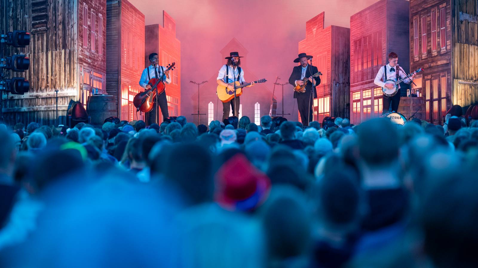 Ivan Mládek rozezpíval svými hity Žluté lázně v Praze, na pódiu se střídal s kanadskými The Dead South