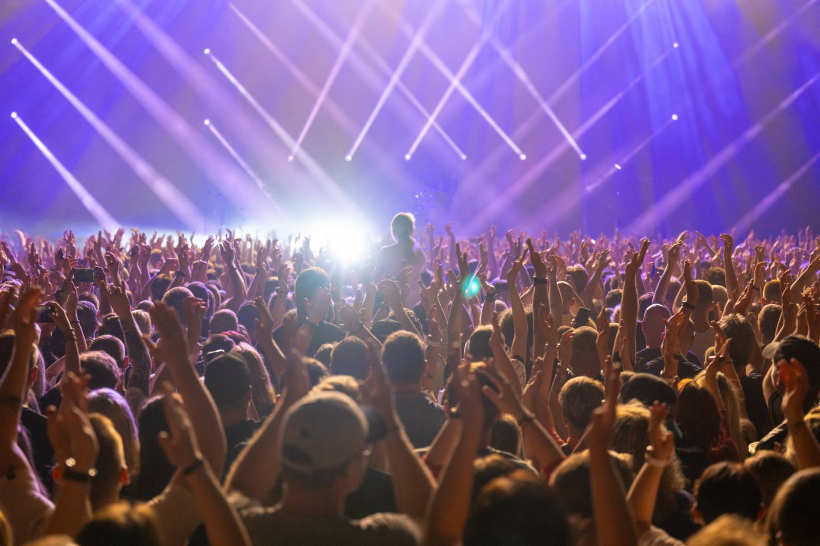 Nickelback nezklamali. Prahu bavili největšími hity, O2 arena jim aplaudovala vestoje