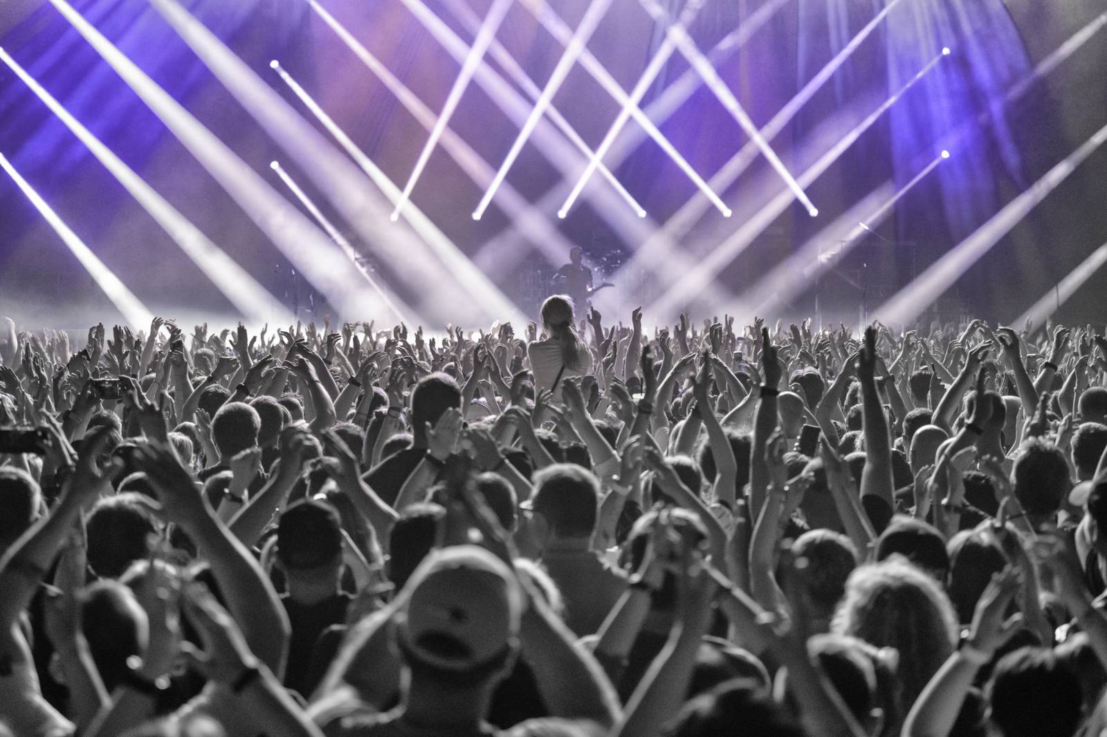 Nickelback nezklamali. Prahu bavili největšími hity, O2 arena jim aplaudovala vestoje