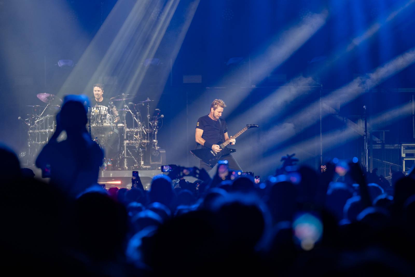 Nickelback nezklamali. Prahu bavili největšími hity, O2 arena jim aplaudovala vestoje