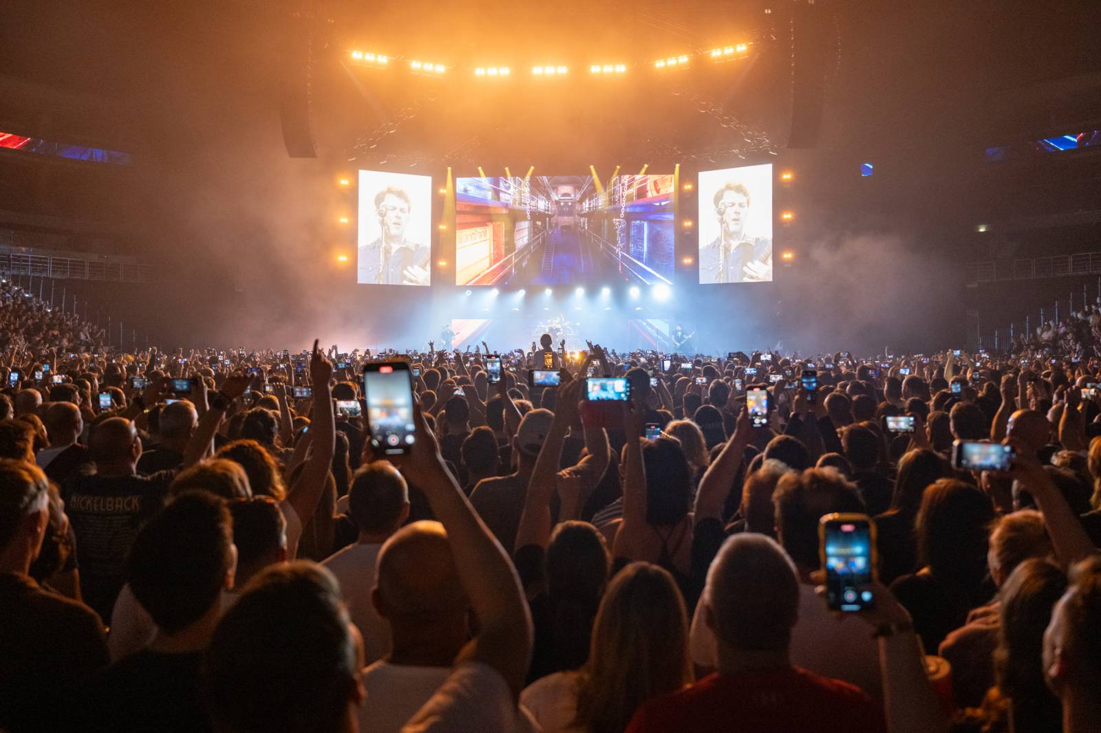 Nickelback nezklamali. Prahu bavili největšími hity, O2 arena jim aplaudovala vestoje