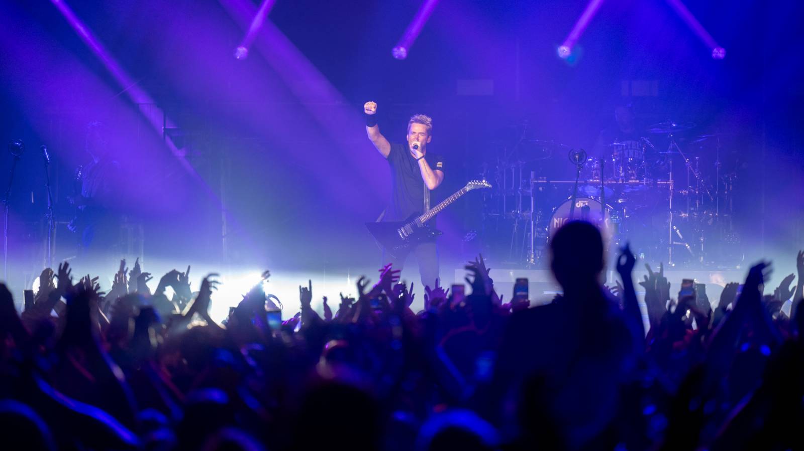 Nickelback nezklamali. Prahu bavili největšími hity, O2 arena jim aplaudovala vestoje