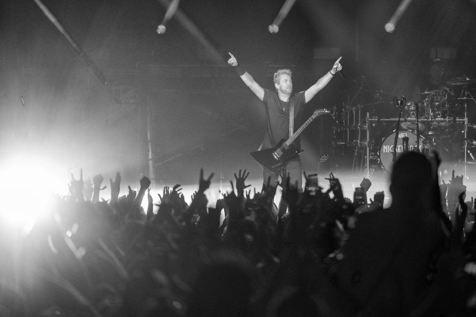 Nickelback nezklamali. Prahu bavili největšími hity, O2 arena jim aplaudovala vestoje