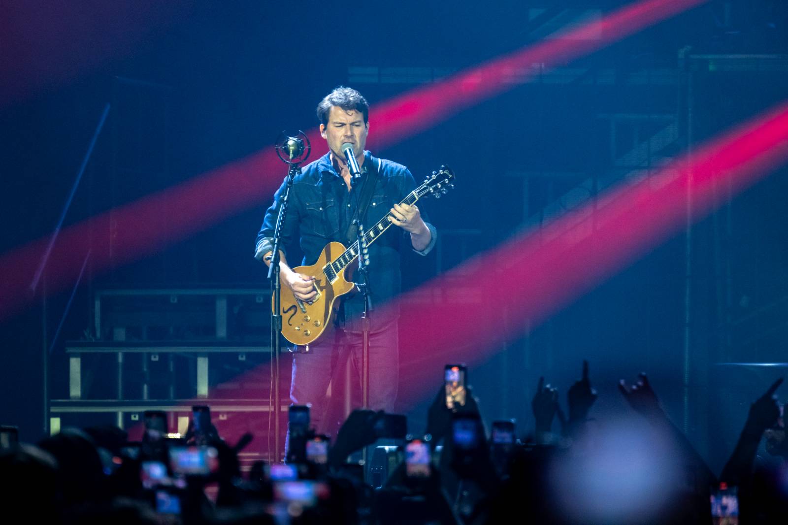 Nickelback nezklamali. Prahu bavili největšími hity, O2 arena jim aplaudovala vestoje