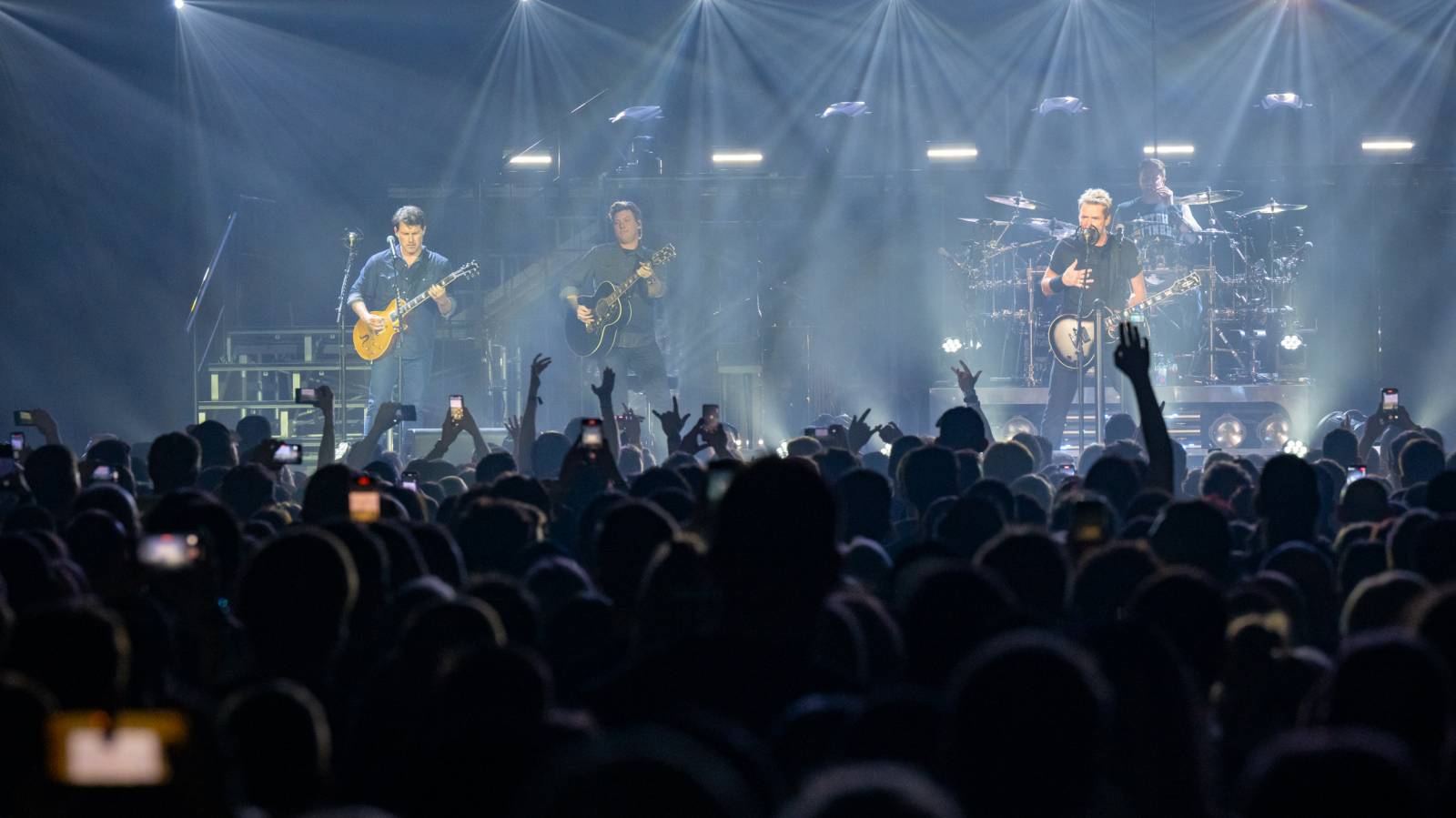 Nickelback nezklamali. Prahu bavili největšími hity, O2 arena jim aplaudovala vestoje