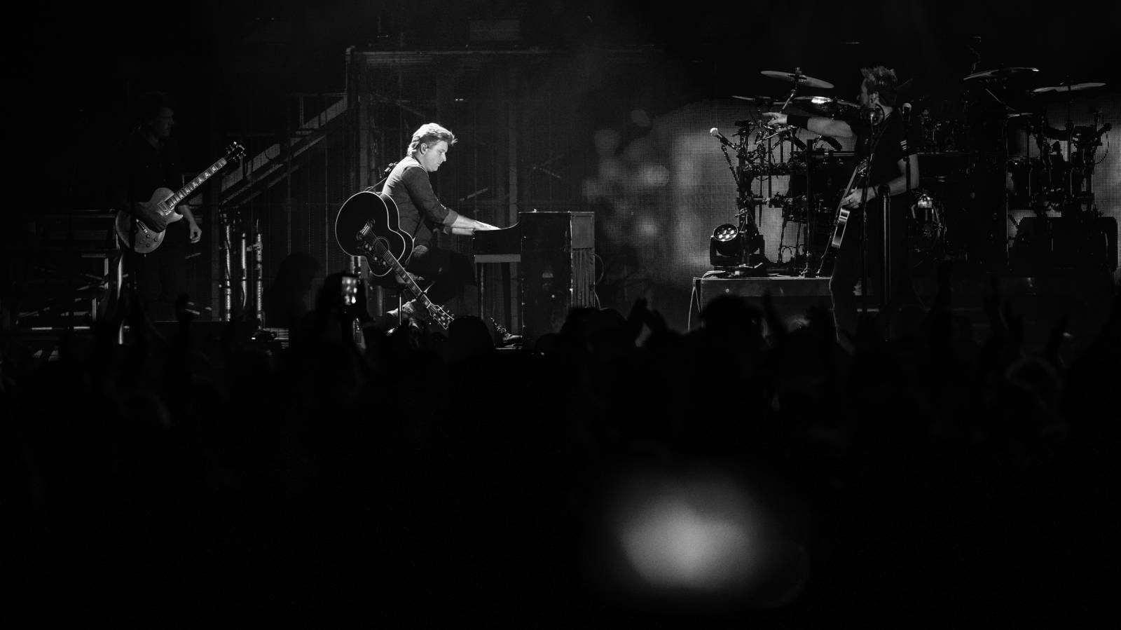 Nickelback nezklamali. Prahu bavili největšími hity, O2 arena jim aplaudovala vestoje