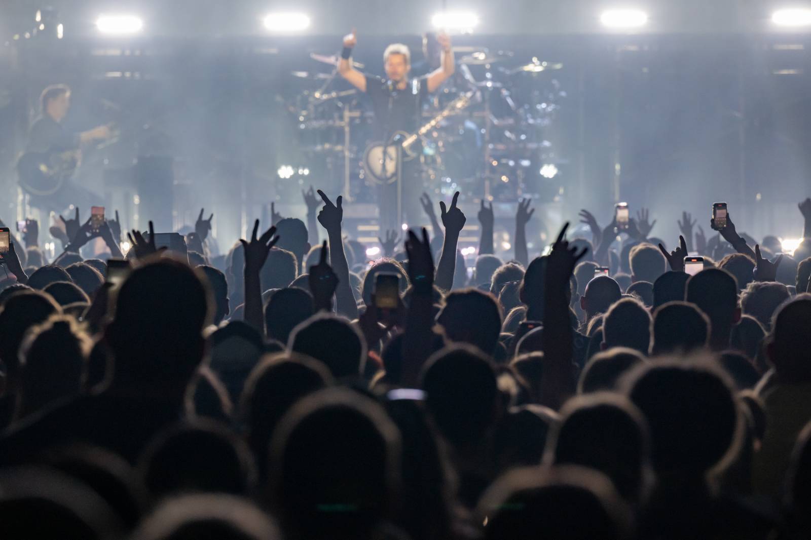 Nickelback nezklamali. Prahu bavili největšími hity, O2 arena jim aplaudovala vestoje