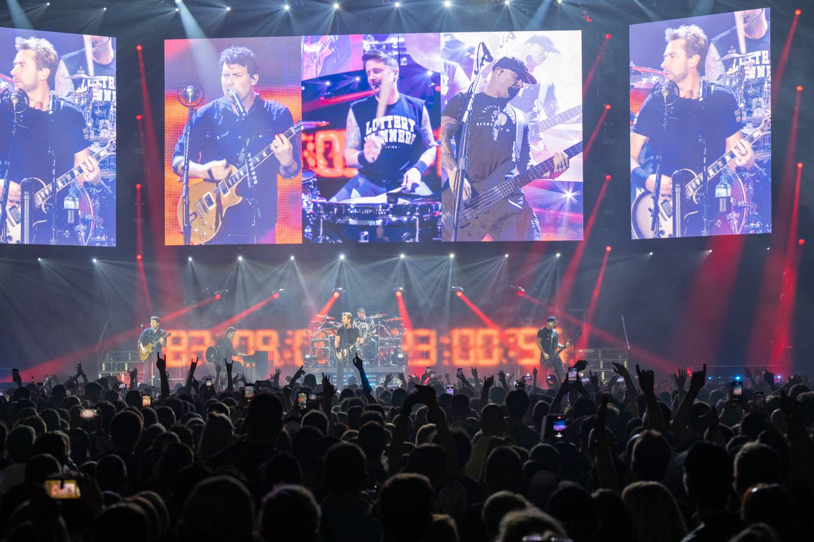 Nickelback nezklamali. Prahu bavili největšími hity, O2 arena jim aplaudovala vestoje