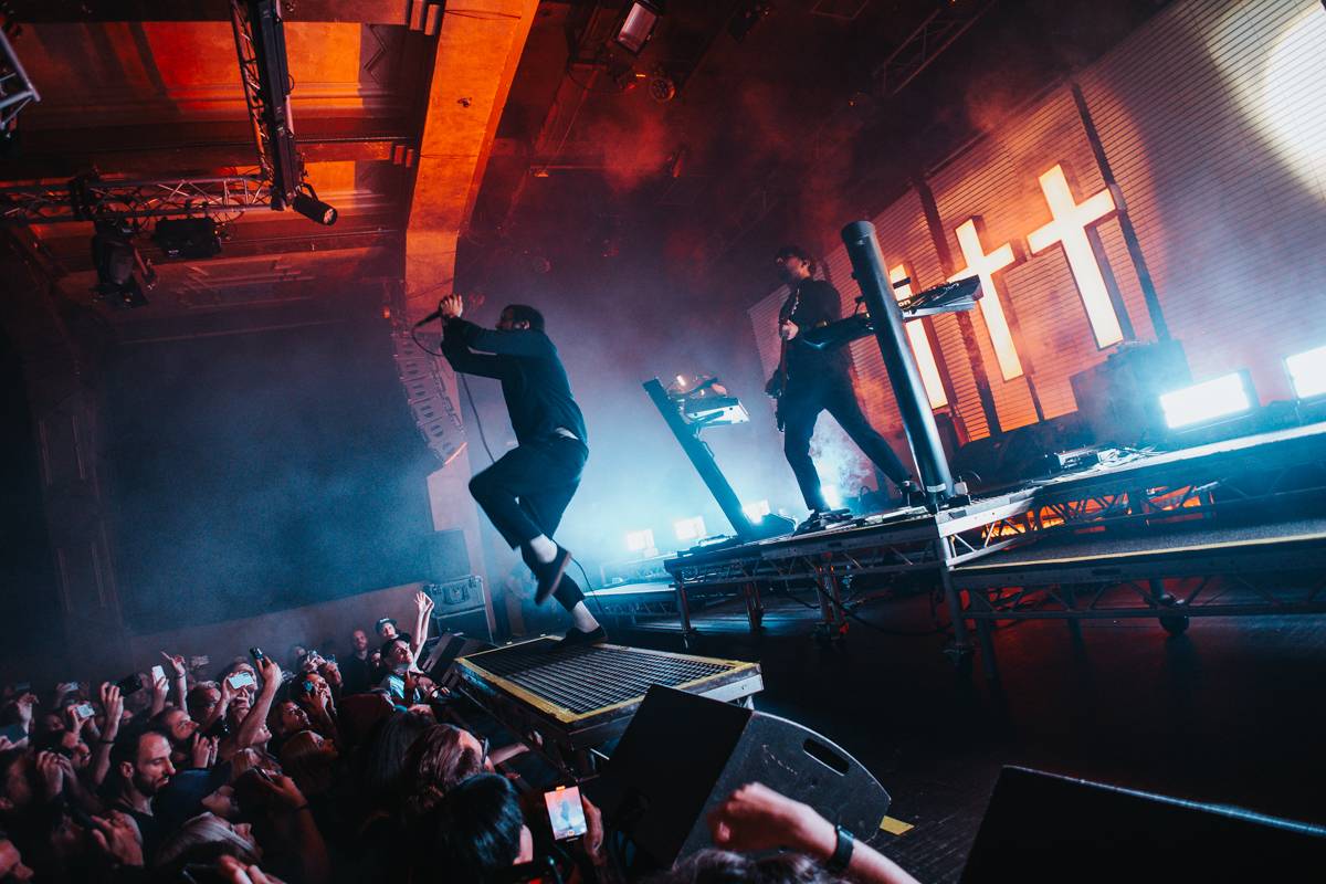 Kus Deftones opět v Praze. Chino Moreno představil v Roxy projekt Crosses