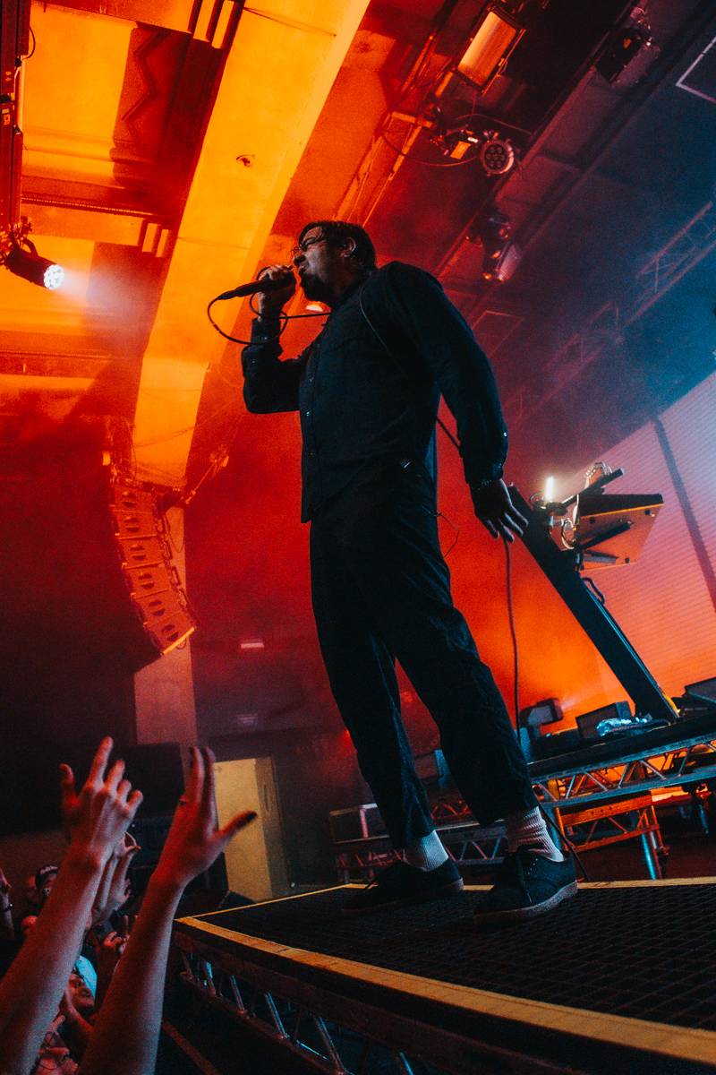 Kus Deftones opět v Praze. Chino Moreno představil v Roxy projekt Crosses