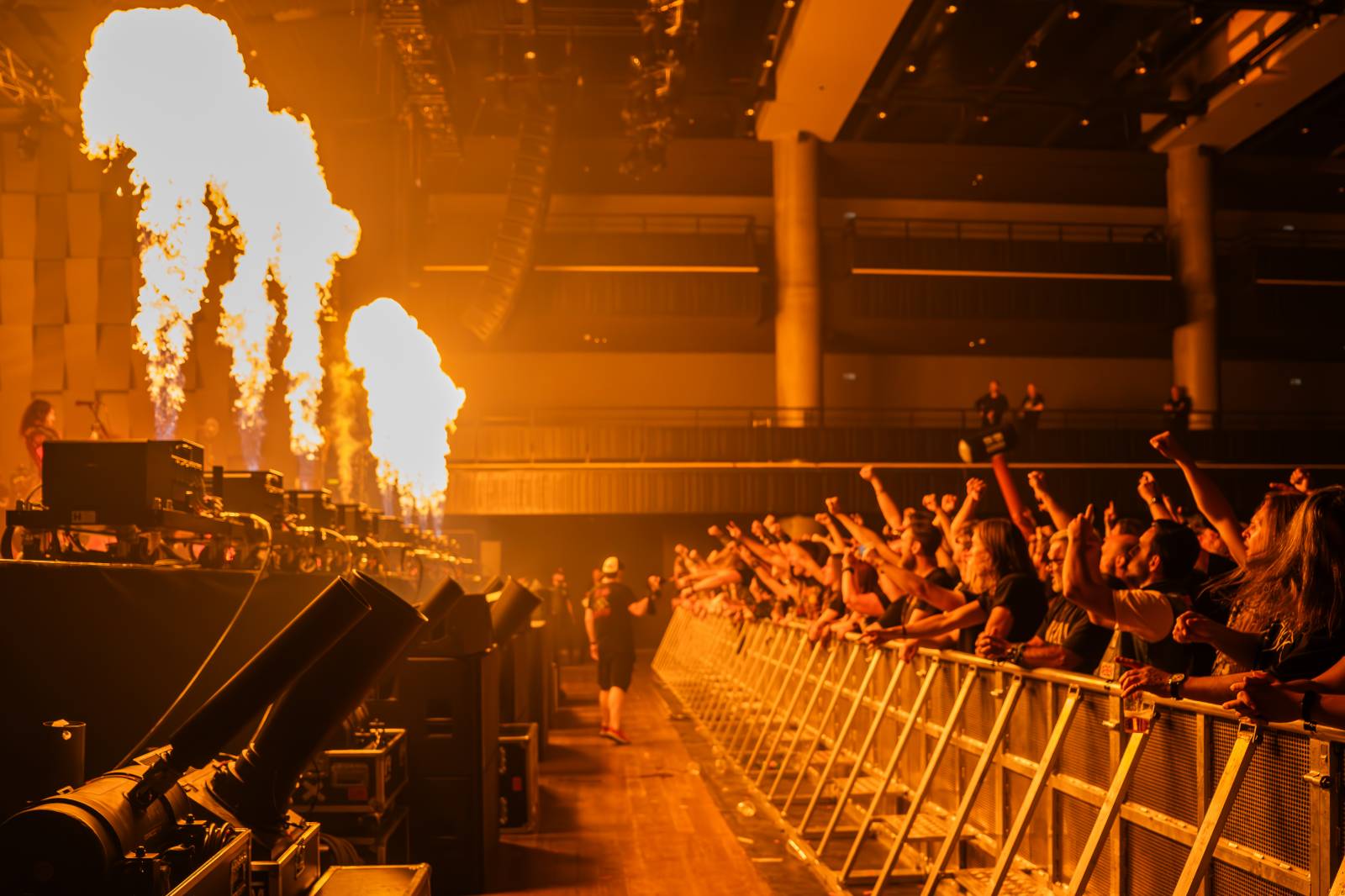 Machine Head splatili českým fanouškům dluh, strhnout dav ale nedokázali