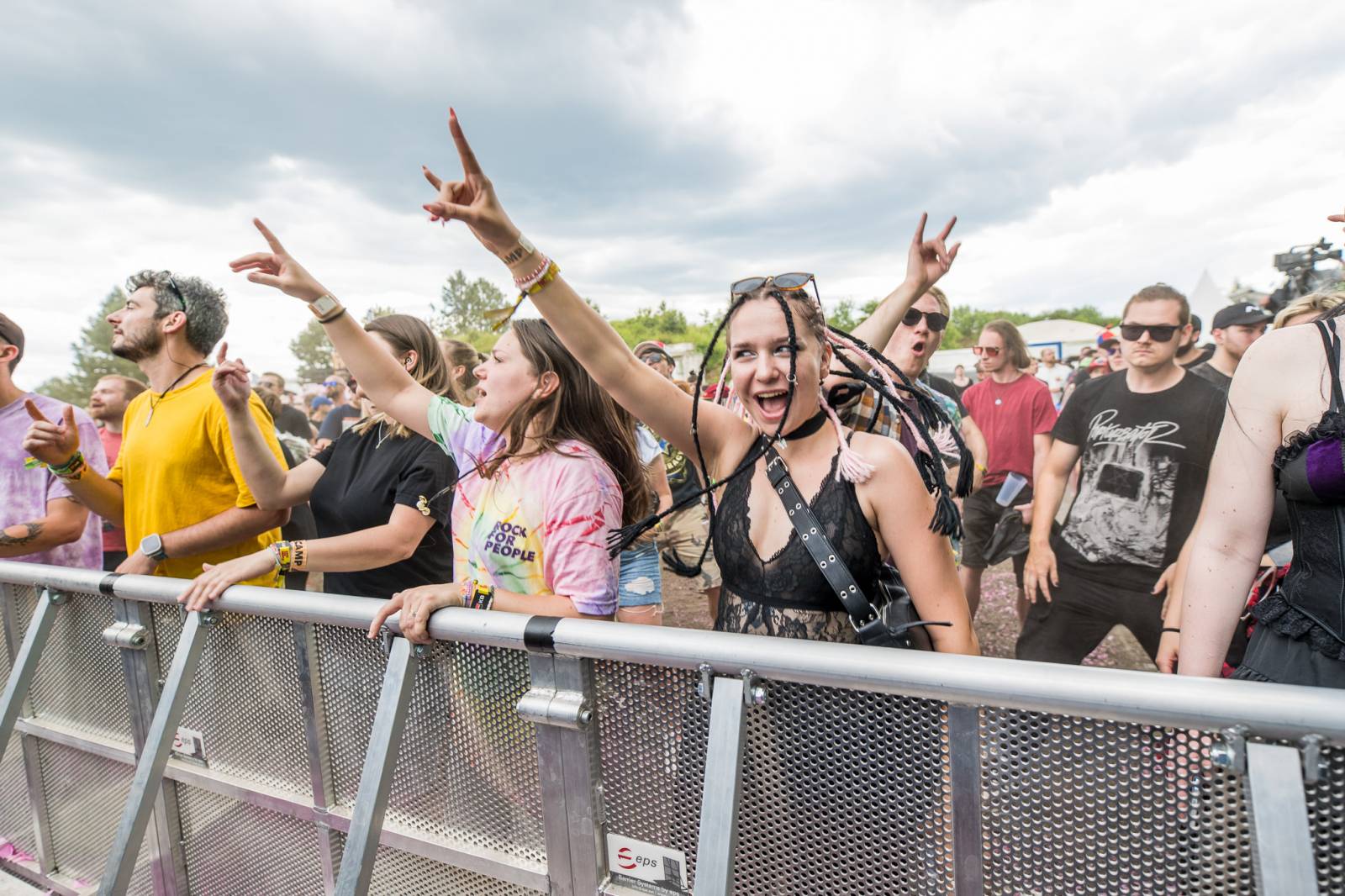 ONLINE: Rock for People jde do finále. V sobotu přiveze Yungbluda, Pendulum, Skyline i speciální překvapení v podobě Palaye Royale