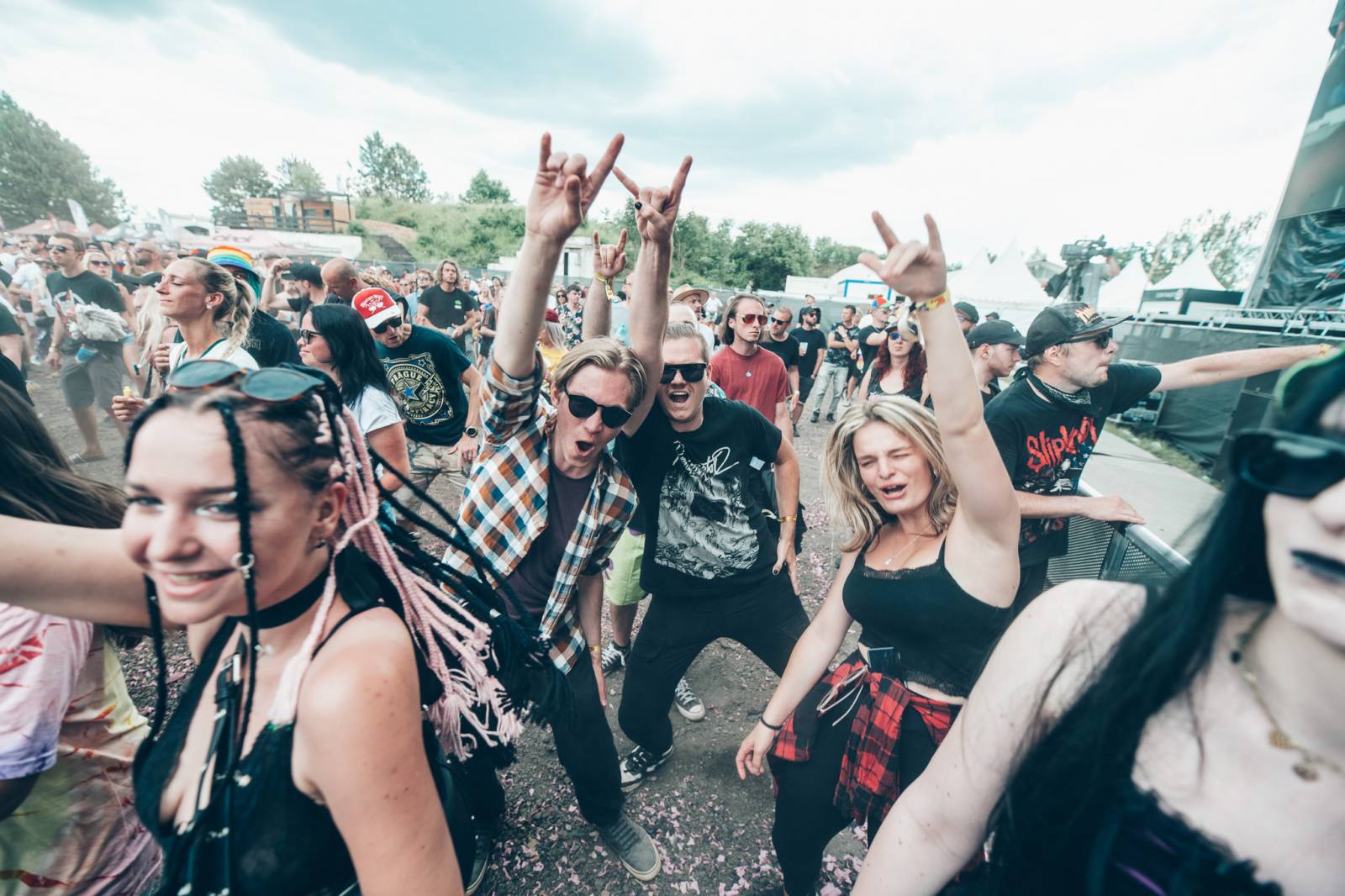 ONLINE: Rock for People jde do finále. V sobotu přiveze Yungbluda, Pendulum, Skyline i speciální překvapení v podobě Palaye Royale