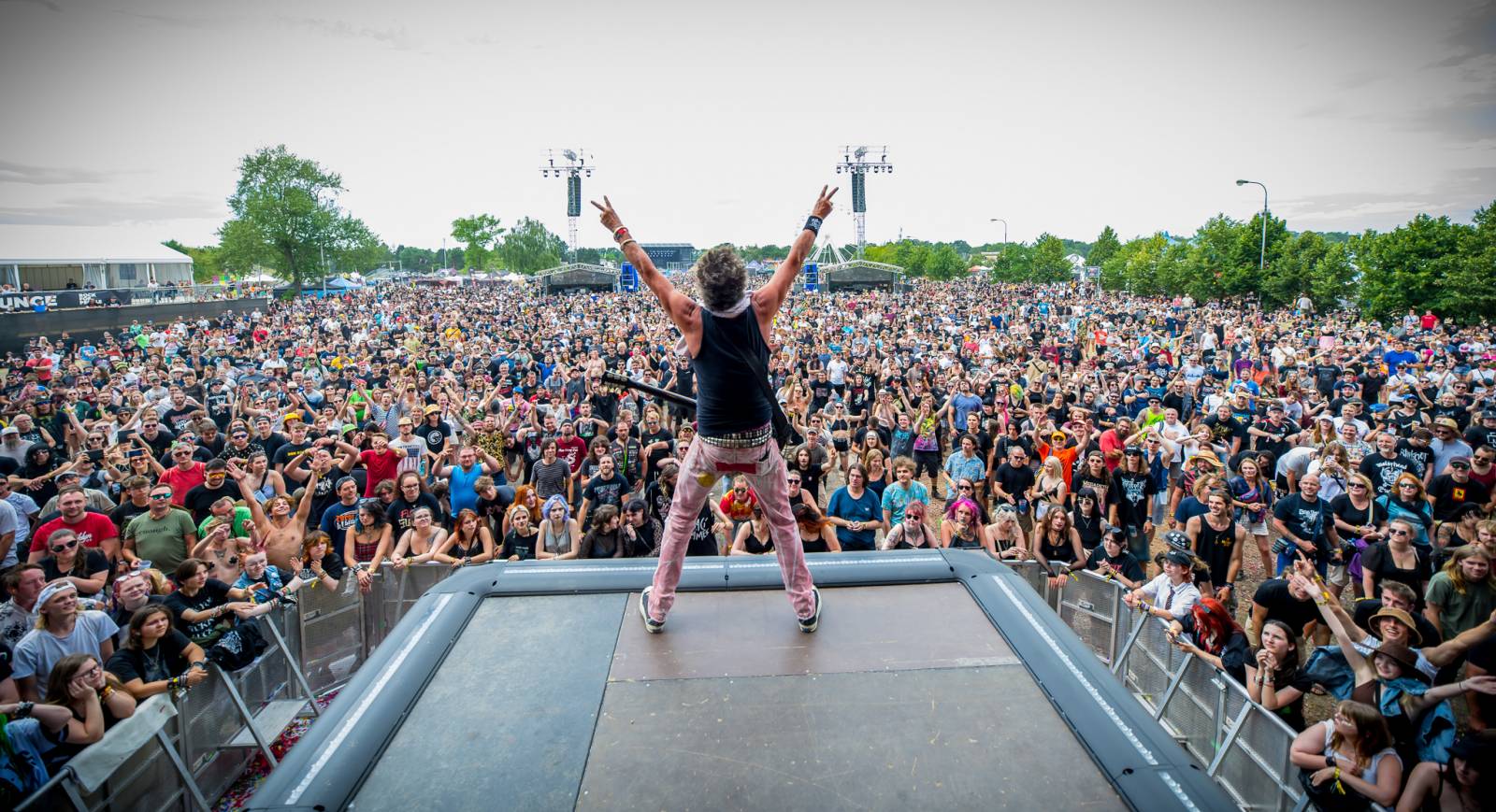 ONLINE: Rock for People jde do finále. V sobotu přiveze Yungbluda, Pendulum, Skyline i speciální překvapení v podobě Palaye Royale