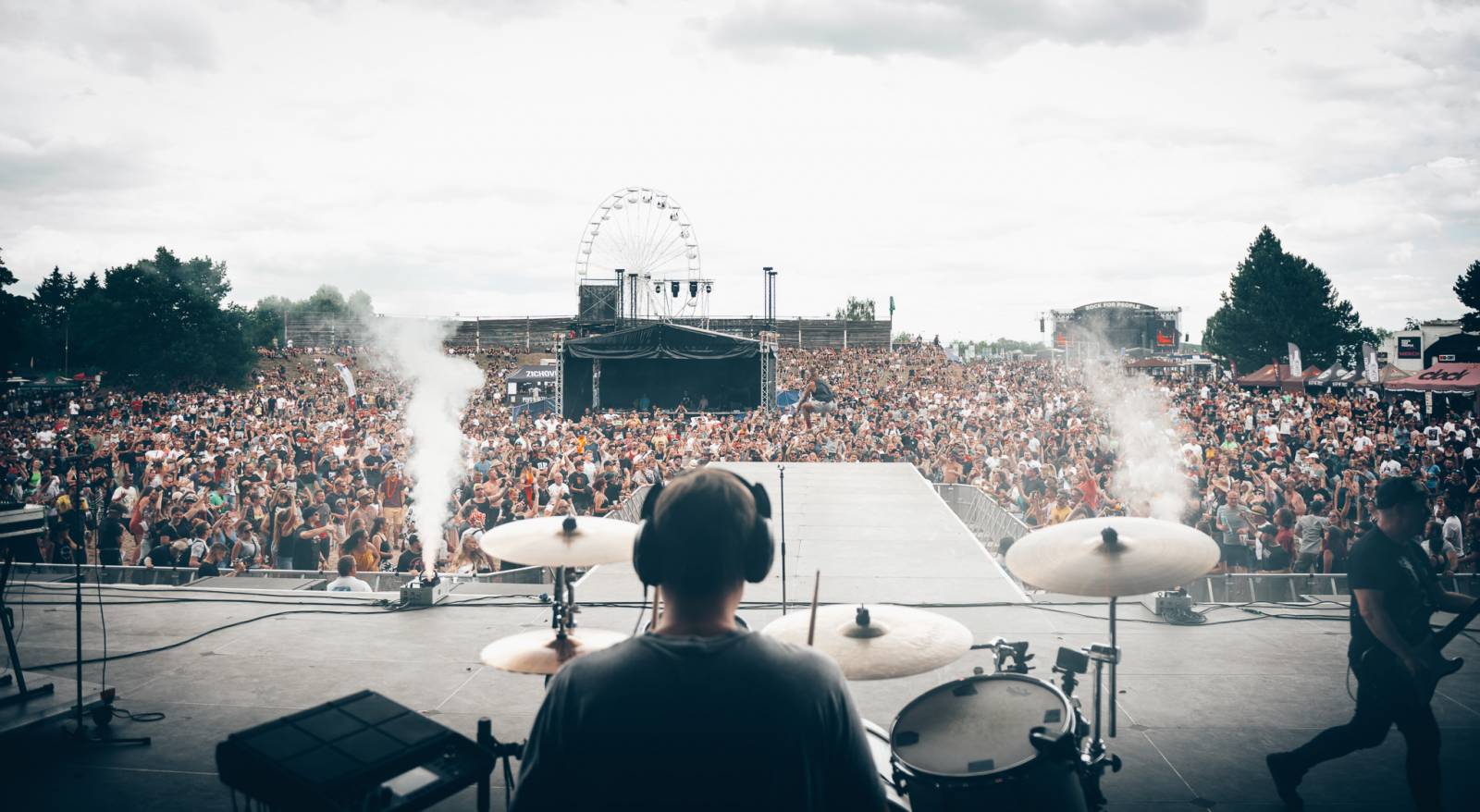 ONLINE: Rock for People jde do finále. V sobotu přiveze Yungbluda, Pendulum, Skyline i speciální překvapení v podobě Palaye Royale