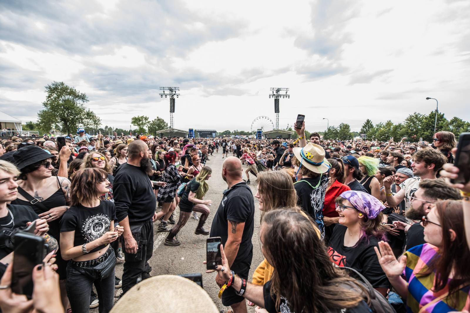 ONLINE: Rock for People jde do finále. V sobotu přiveze Yungbluda, Pendulum, Skyline i speciální překvapení v podobě Palaye Royale