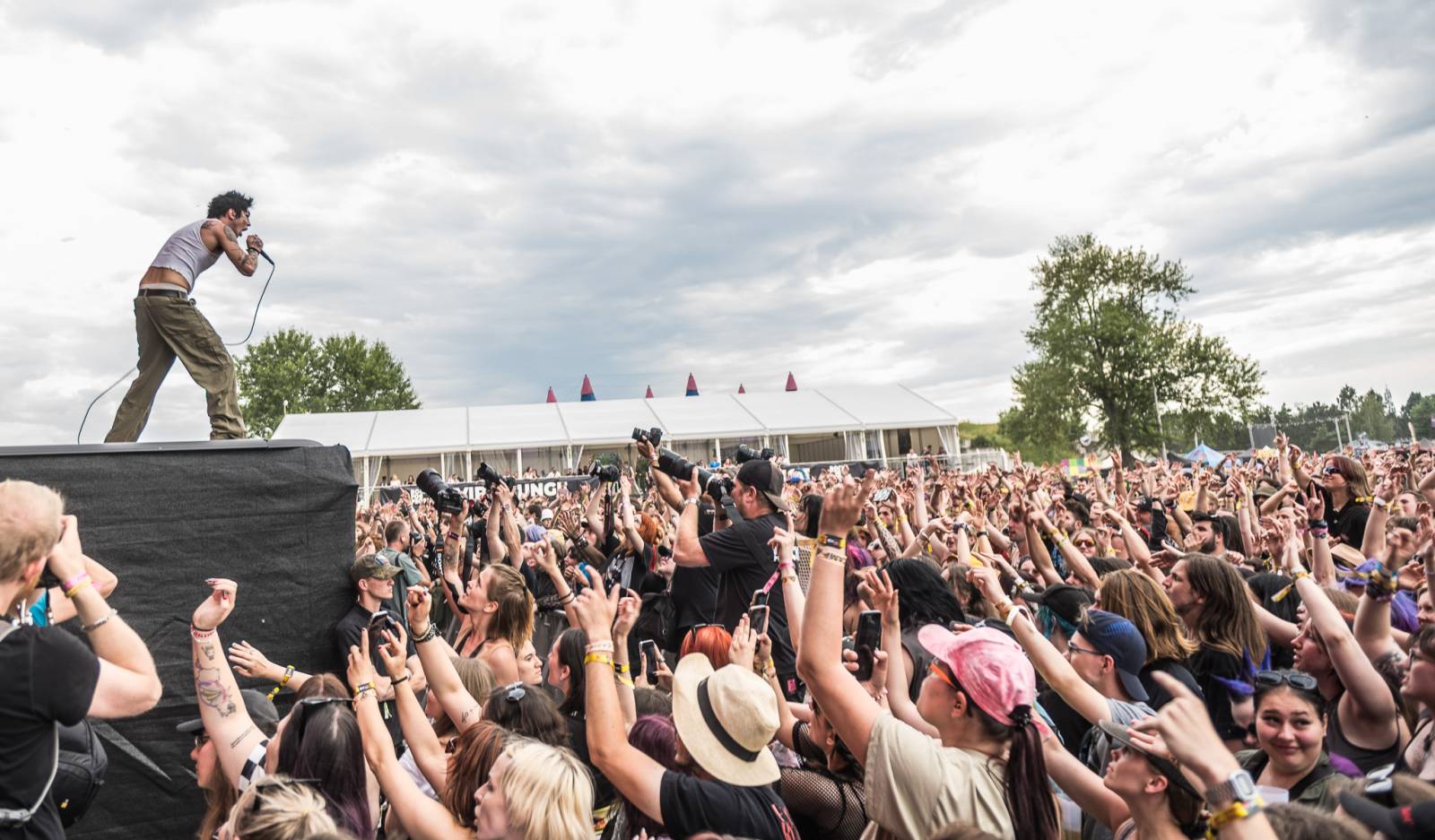 ONLINE: Rock for People jde do finále. V sobotu přiveze Yungbluda, Pendulum, Skyline i speciální překvapení v podobě Palaye Royale