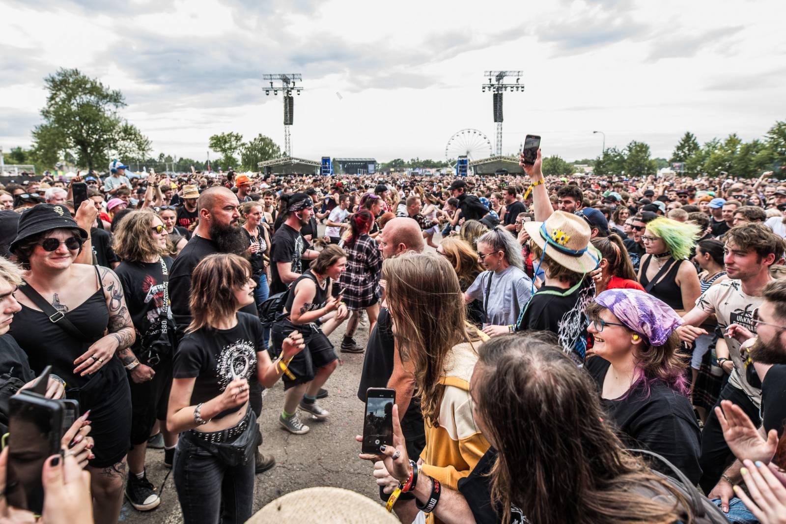 ONLINE: Rock for People jde do finále. V sobotu přiveze Yungbluda, Pendulum, Skyline i speciální překvapení v podobě Palaye Royale