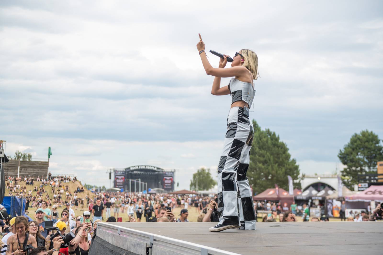 ONLINE: Rock for People jde do finále. V sobotu přiveze Yungbluda, Pendulum, Skyline i speciální překvapení v podobě Palaye Royale