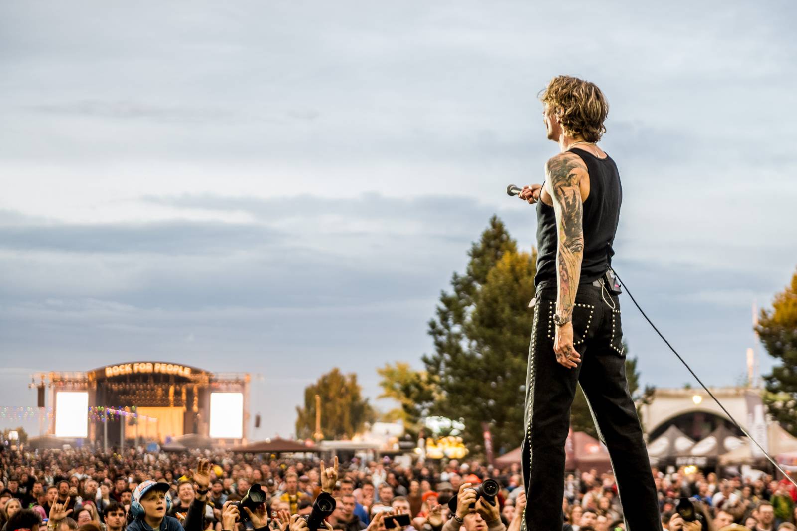 ONLINE: Rock for People jde do finále. V sobotu přiveze Yungbluda, Pendulum, Skyline i speciální překvapení v podobě Palaye Royale
