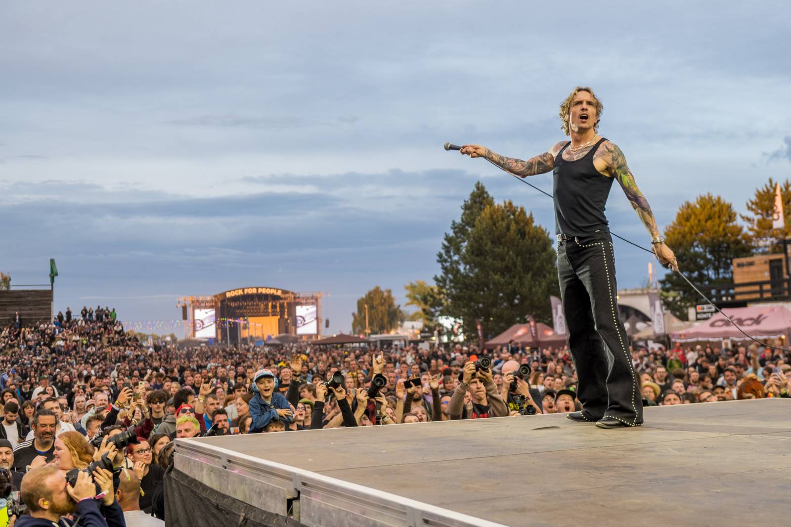 ONLINE: Rock for People jde do finále. V sobotu přiveze Yungbluda, Pendulum, Skyline i speciální překvapení v podobě Palaye Royale