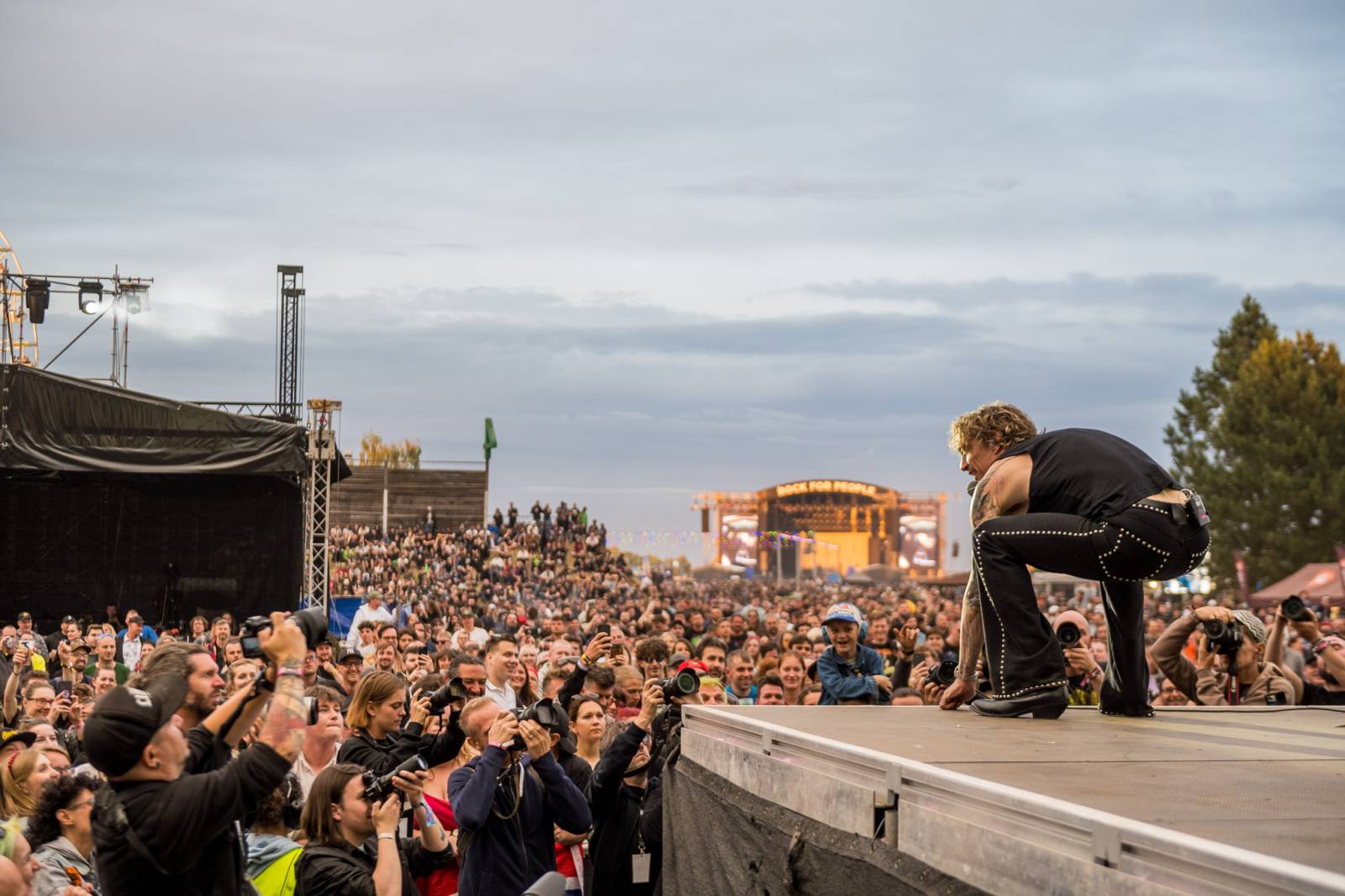 ONLINE: Rock for People jde do finále. V sobotu přiveze Yungbluda, Pendulum, Skyline i speciální překvapení v podobě Palaye Royale