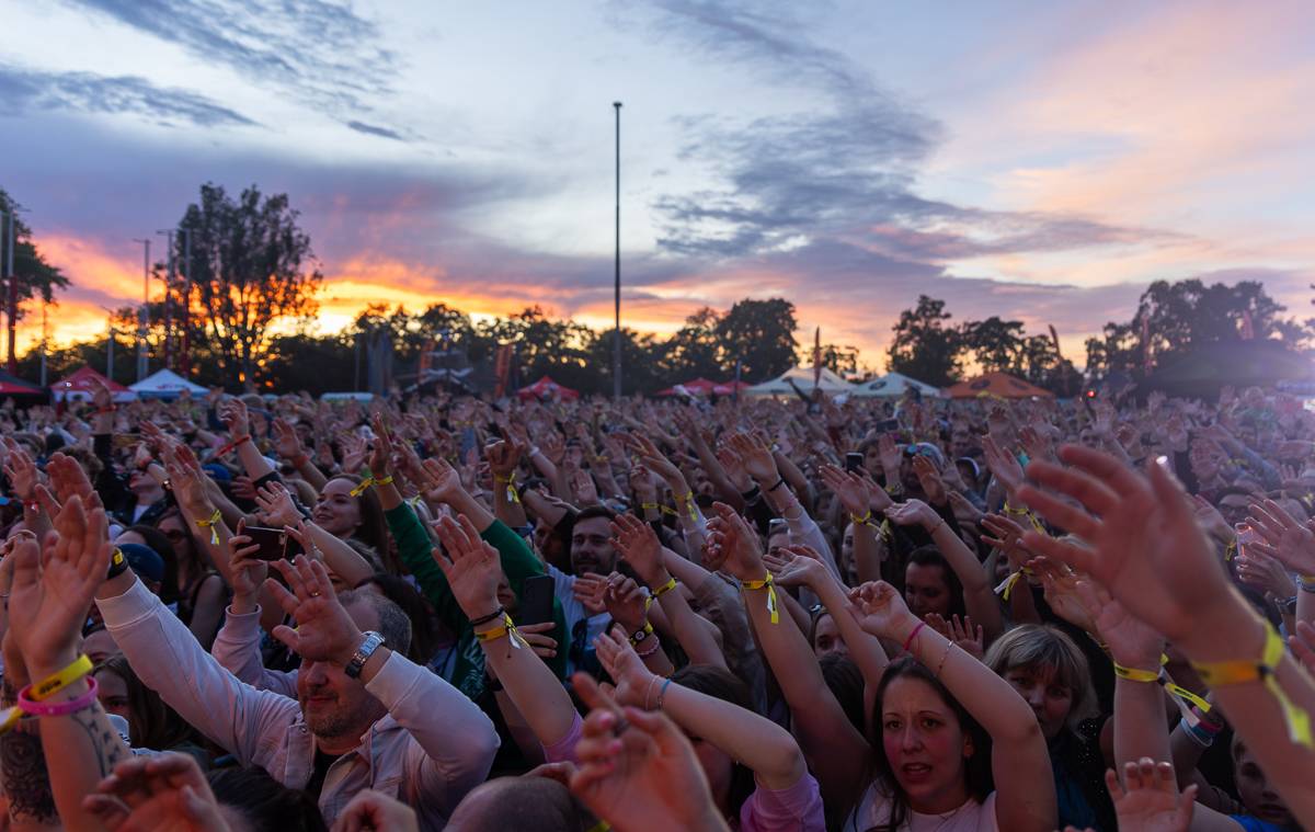 Mirai Summer Fest v Praze se nesl v duchu oslavy léta a pohody, kapela na něm oznámila koncert v Edenu