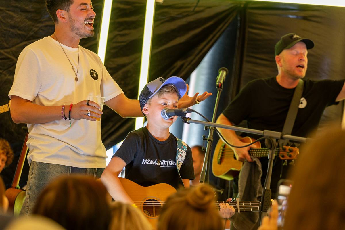 Mirai Summer Fest v Praze se nesl v duchu oslavy léta a pohody, kapela na něm oznámila koncert v Edenu