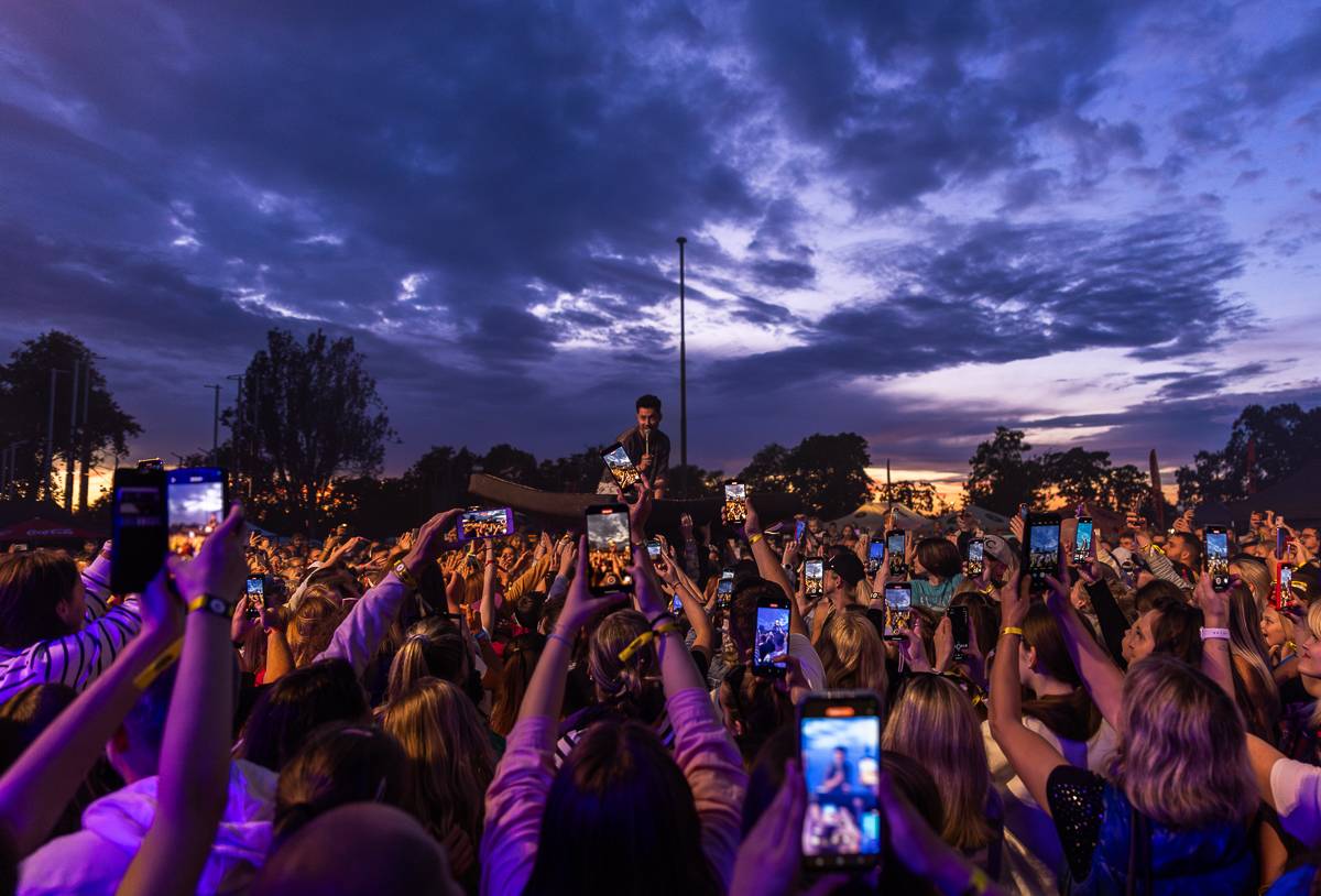 Mirai Summer Fest v Praze se nesl v duchu oslavy léta a pohody, kapela na něm oznámila koncert v Edenu