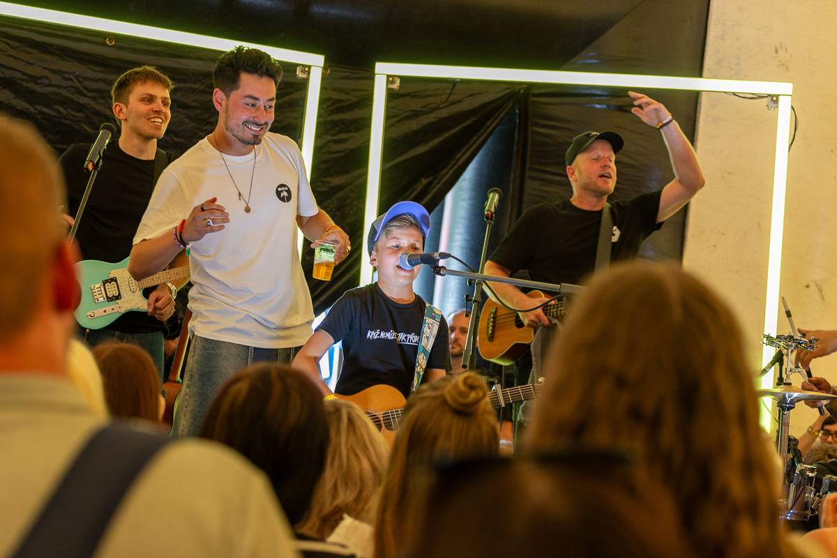 Mirai Summer Fest v Praze se nesl v duchu oslavy léta a pohody, kapela na něm oznámila koncert v Edenu