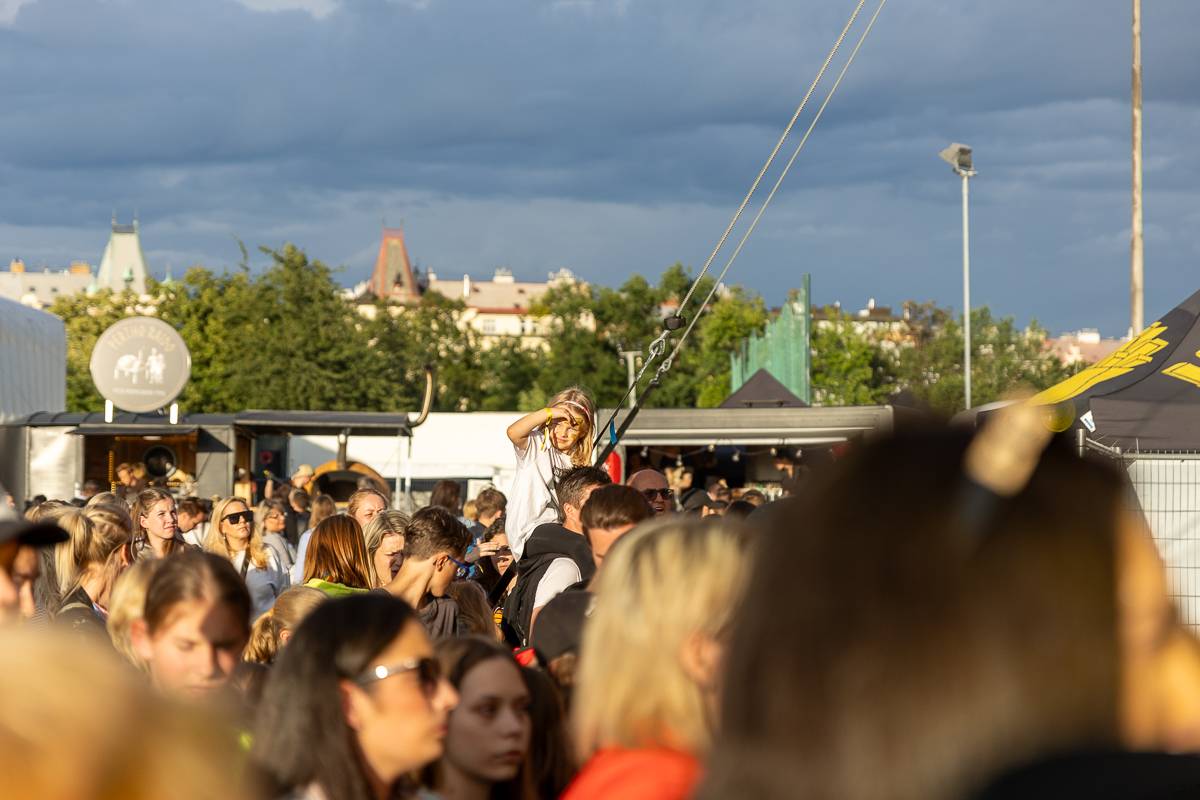 Mirai Summer Fest v Praze se nesl v duchu oslavy léta a pohody, kapela na něm oznámila koncert v Edenu