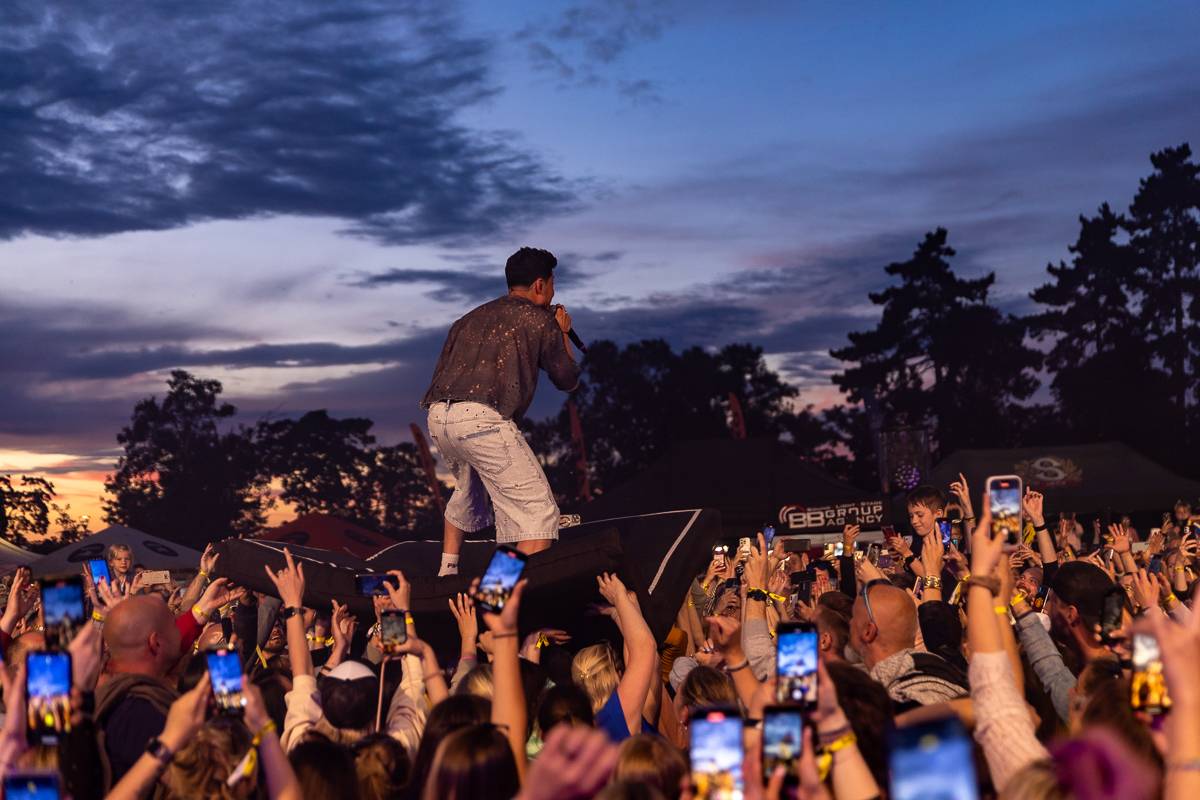 Mirai Summer Fest v Praze se nesl v duchu oslavy léta a pohody, kapela na něm oznámila koncert v Edenu