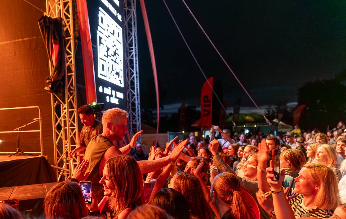 Mirai Summer Fest v Praze se nesl v duchu oslavy léta a pohody, kapela na něm oznámila koncert v Edenu