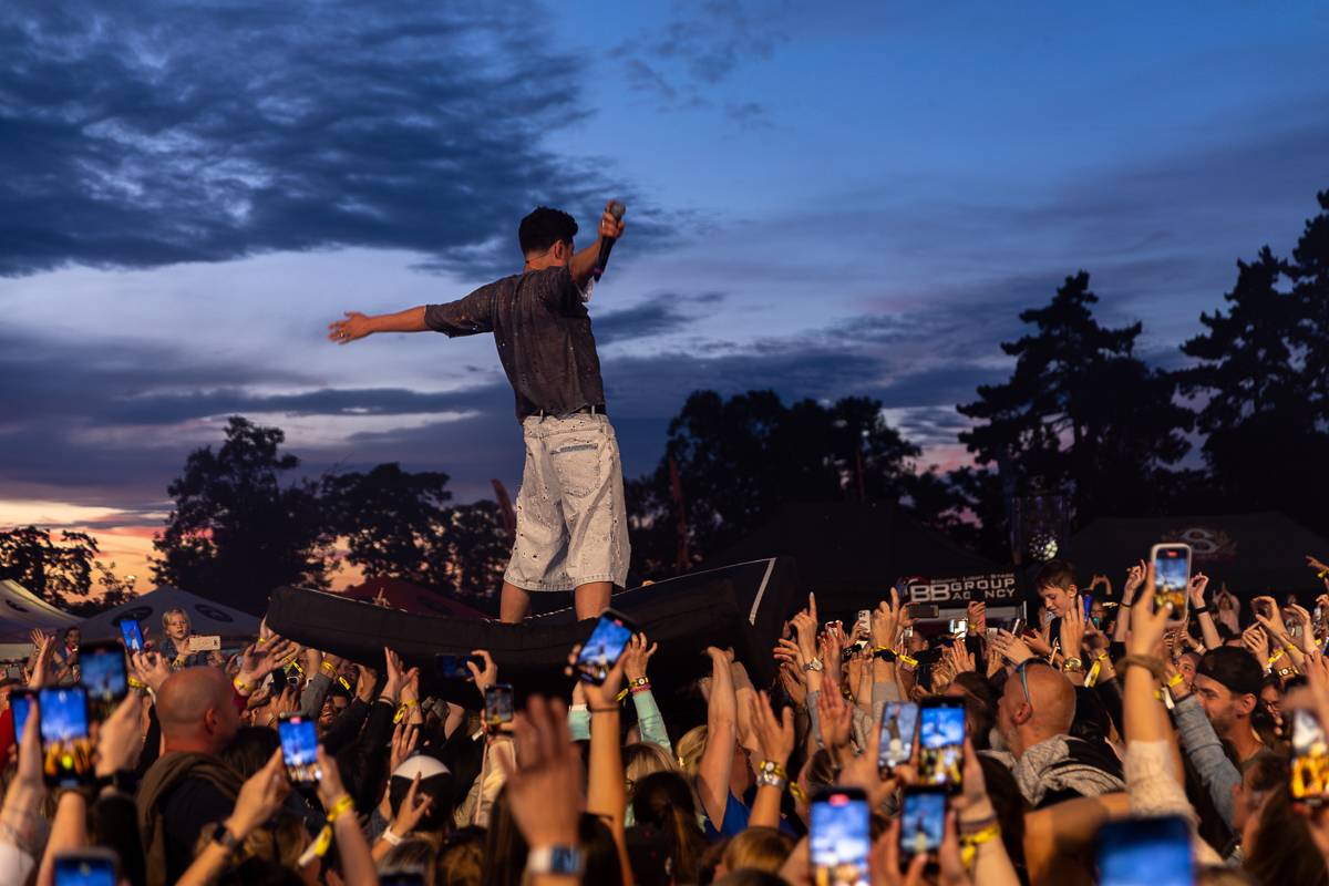 Mirai Summer Fest v Praze se nesl v duchu oslavy léta a pohody, kapela na něm oznámila koncert v Edenu