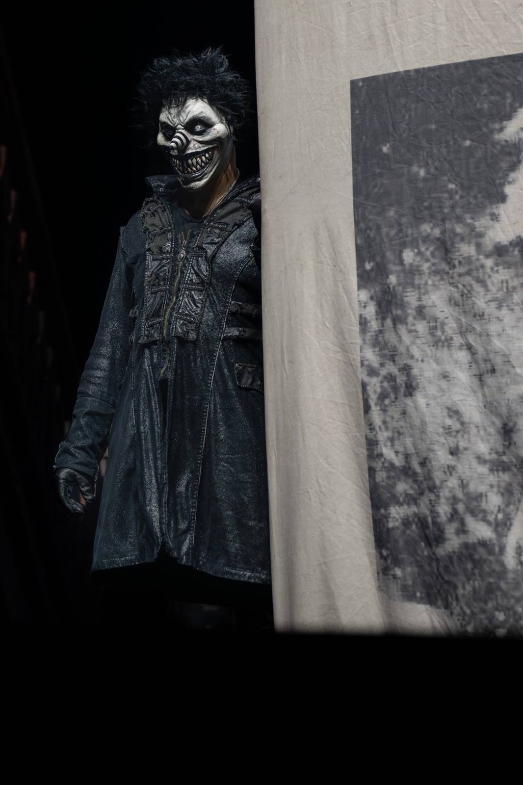 Alice Cooper řádil v Pardubicích. Přivezl si hada, nafukovací pannu i gilotinu